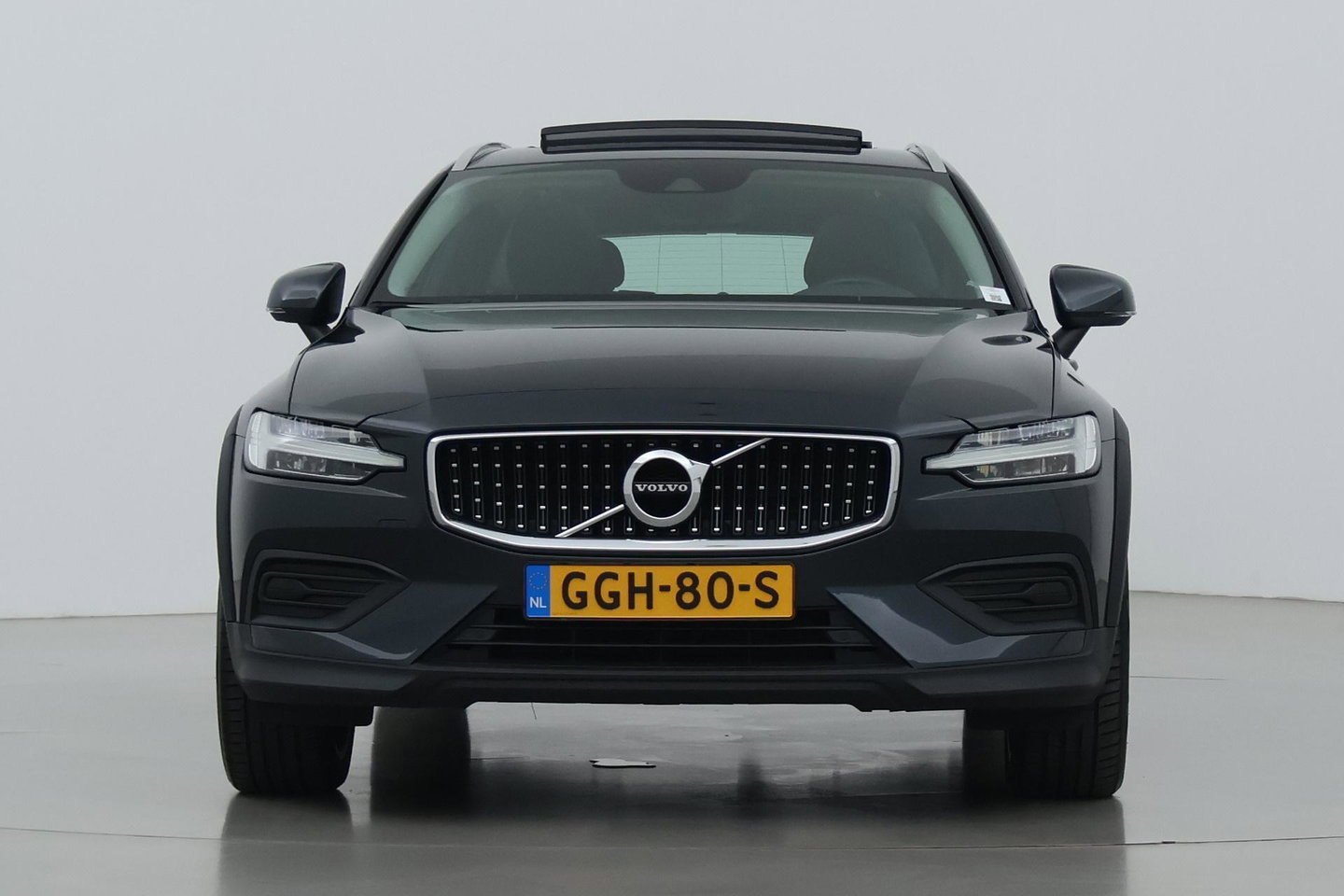 Volvo V60 Cross Country 2.0 D4 AWD Pro | Trekhaak | Panoramadak | Camera | Polestar Optimalisatie | Memory | Stoelverwarming | 19 inch
