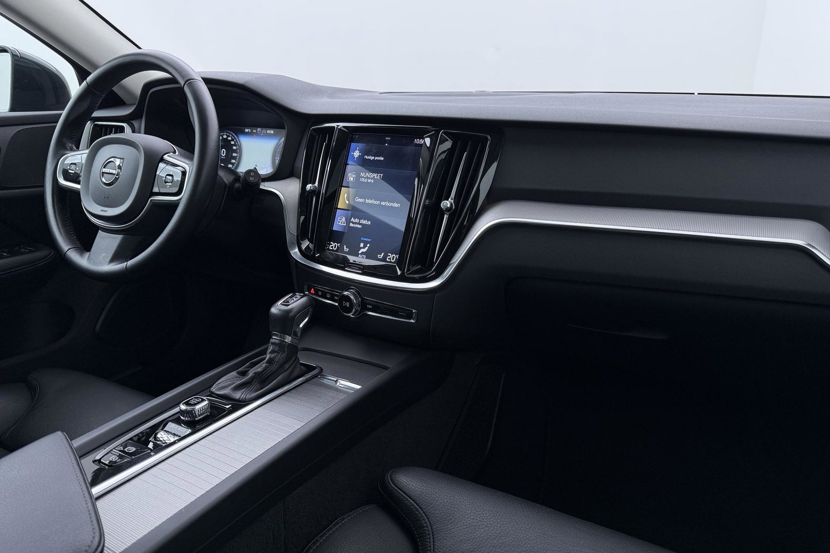 Volvo V60 Cross Country 2.0 D4 AWD Pro | Trekhaak | Panoramadak | Camera | Polestar Optimalisatie | Memory | Stoelverwarming | 19 inch