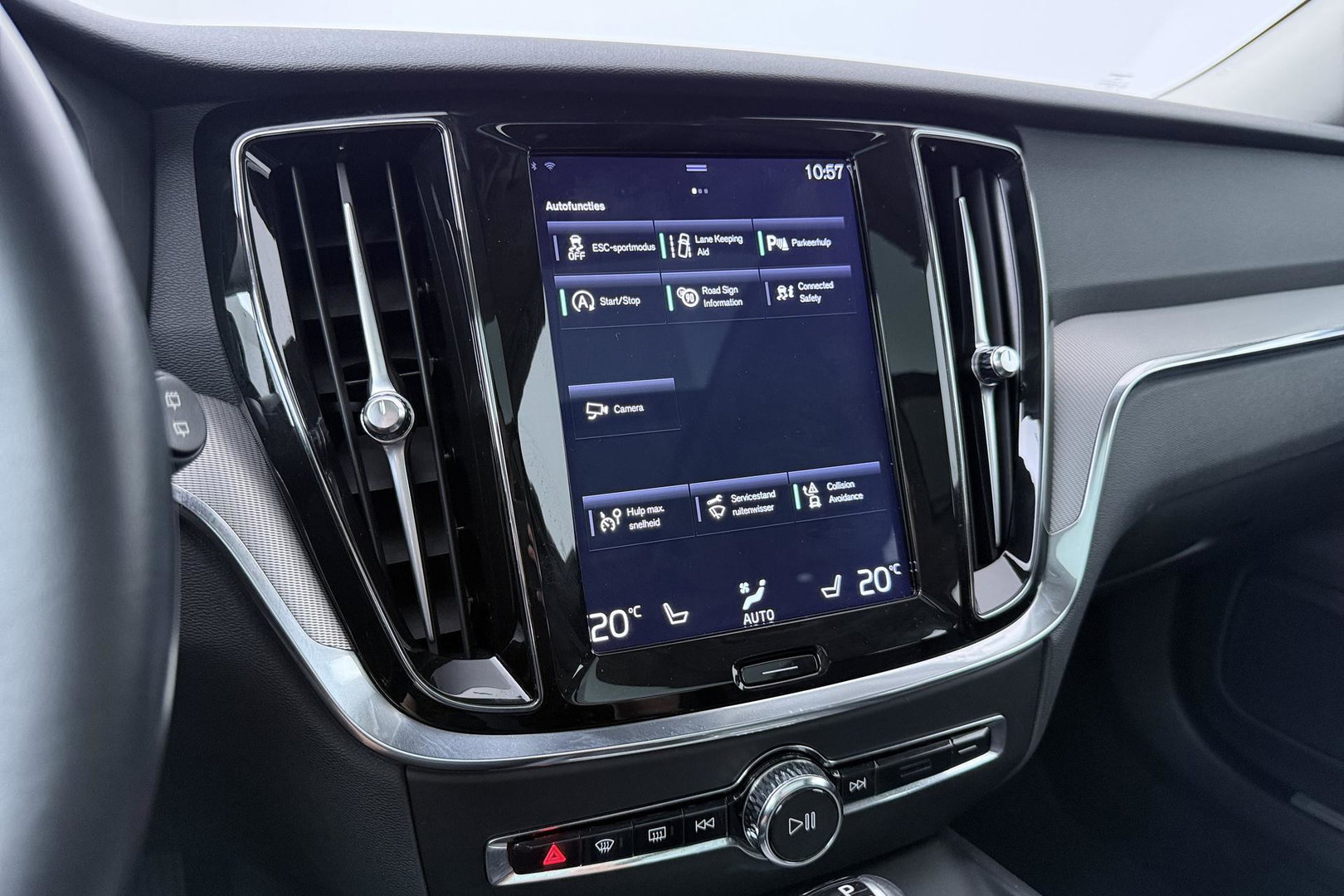 Volvo V60 Cross Country 2.0 D4 AWD Pro | Trekhaak | Panoramadak | Camera | Polestar Optimalisatie | Memory | Stoelverwarming | 19 inch