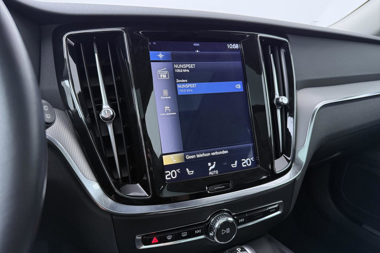 Volvo V60 Cross Country 2.0 D4 AWD Pro | Trekhaak | Panoramadak | Camera | Polestar Optimalisatie | Memory | Stoelverwarming | 19 inch
