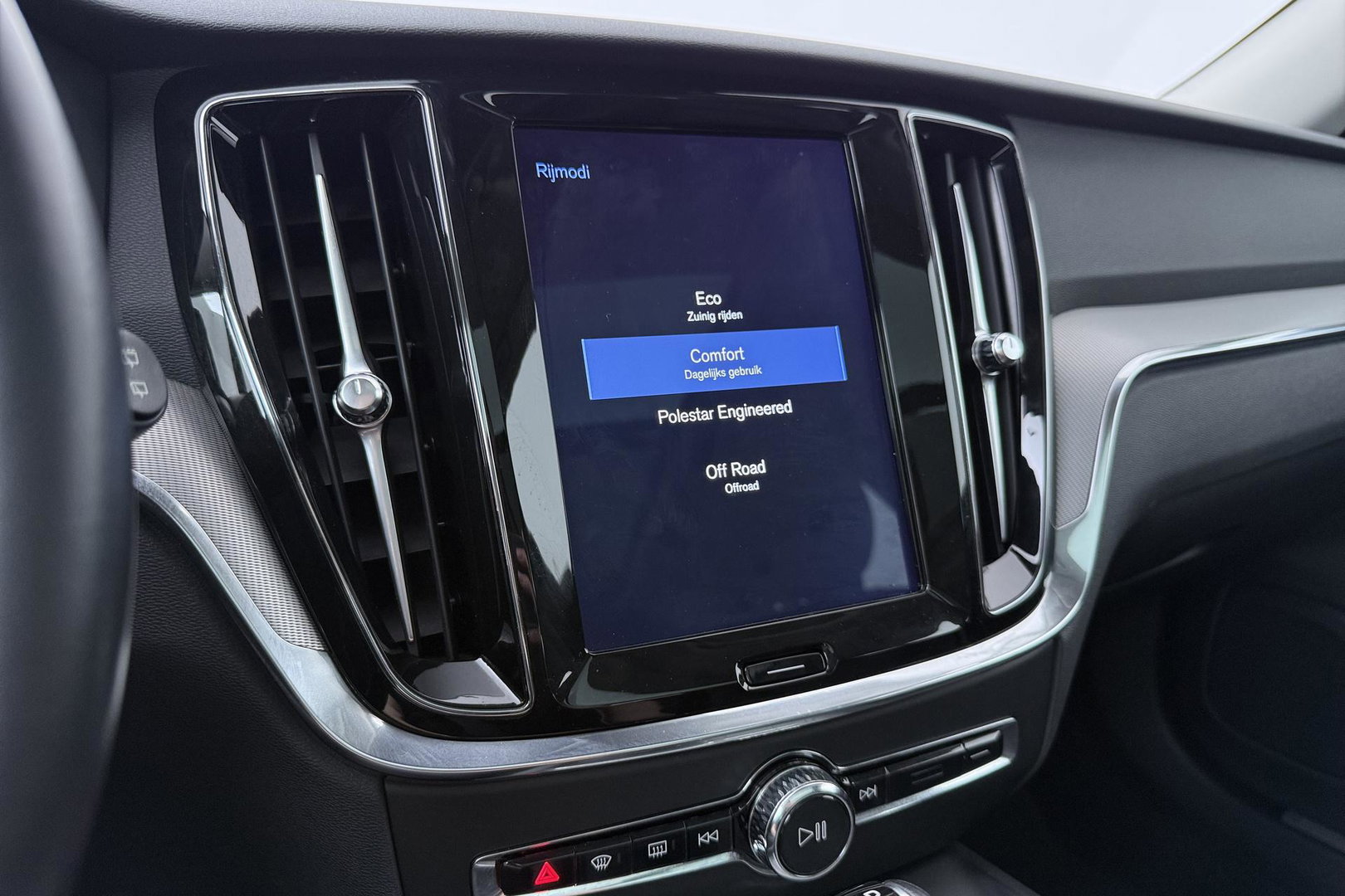 Volvo V60 Cross Country 2.0 D4 AWD Pro | Trekhaak | Panoramadak | Camera | Polestar Optimalisatie | Memory | Stoelverwarming | 19 inch