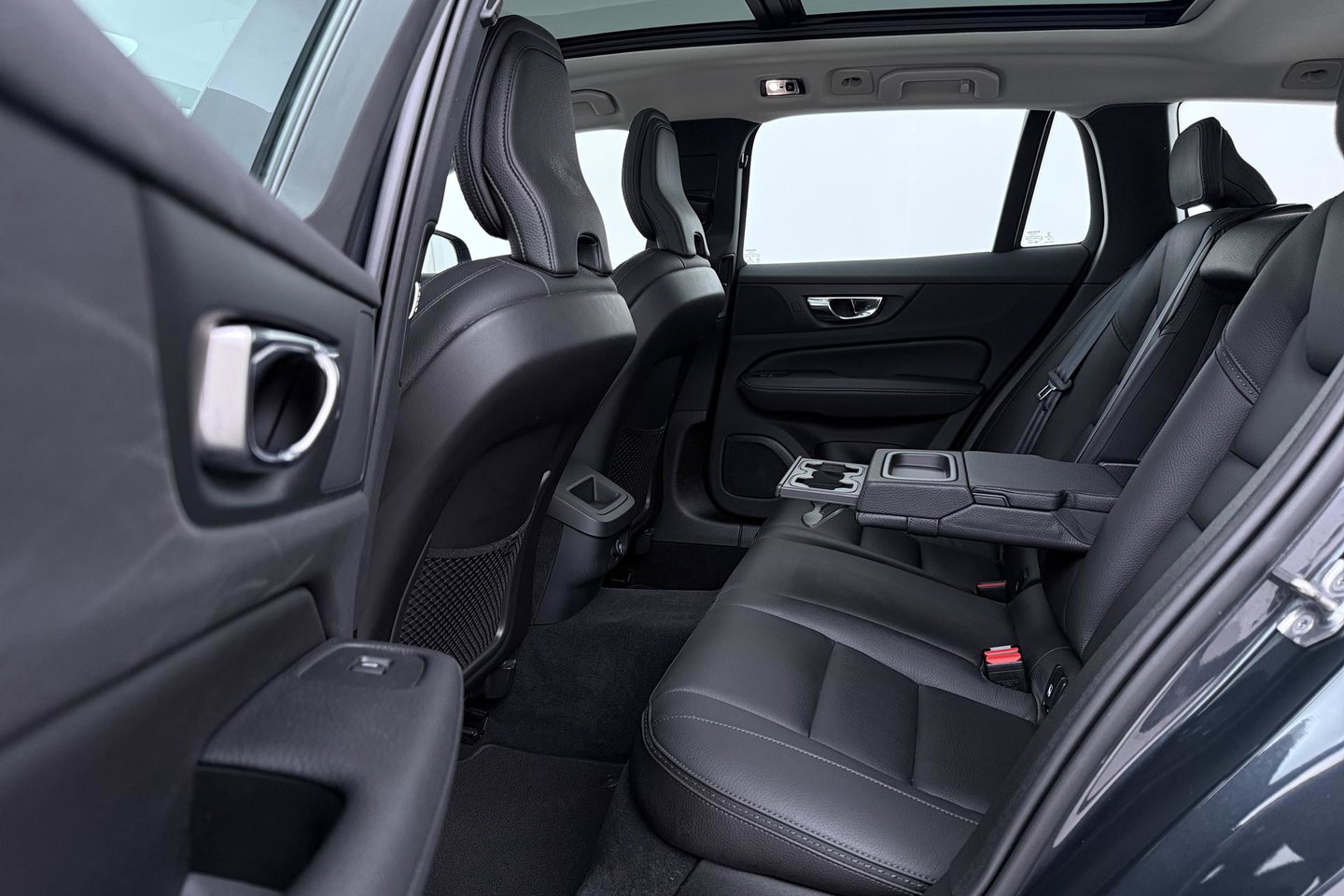 Volvo V60 Cross Country 2.0 D4 AWD Pro | Trekhaak | Panoramadak | Camera | Polestar Optimalisatie | Memory | Stoelverwarming | 19 inch
