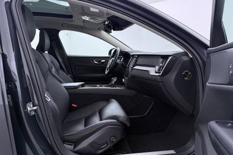 Volvo V60 Cross Country 2.0 D4 AWD Pro | Trekhaak | Panoramadak | Camera | Polestar Optimalisatie | Memory | Stoelverwarming | 19 inch