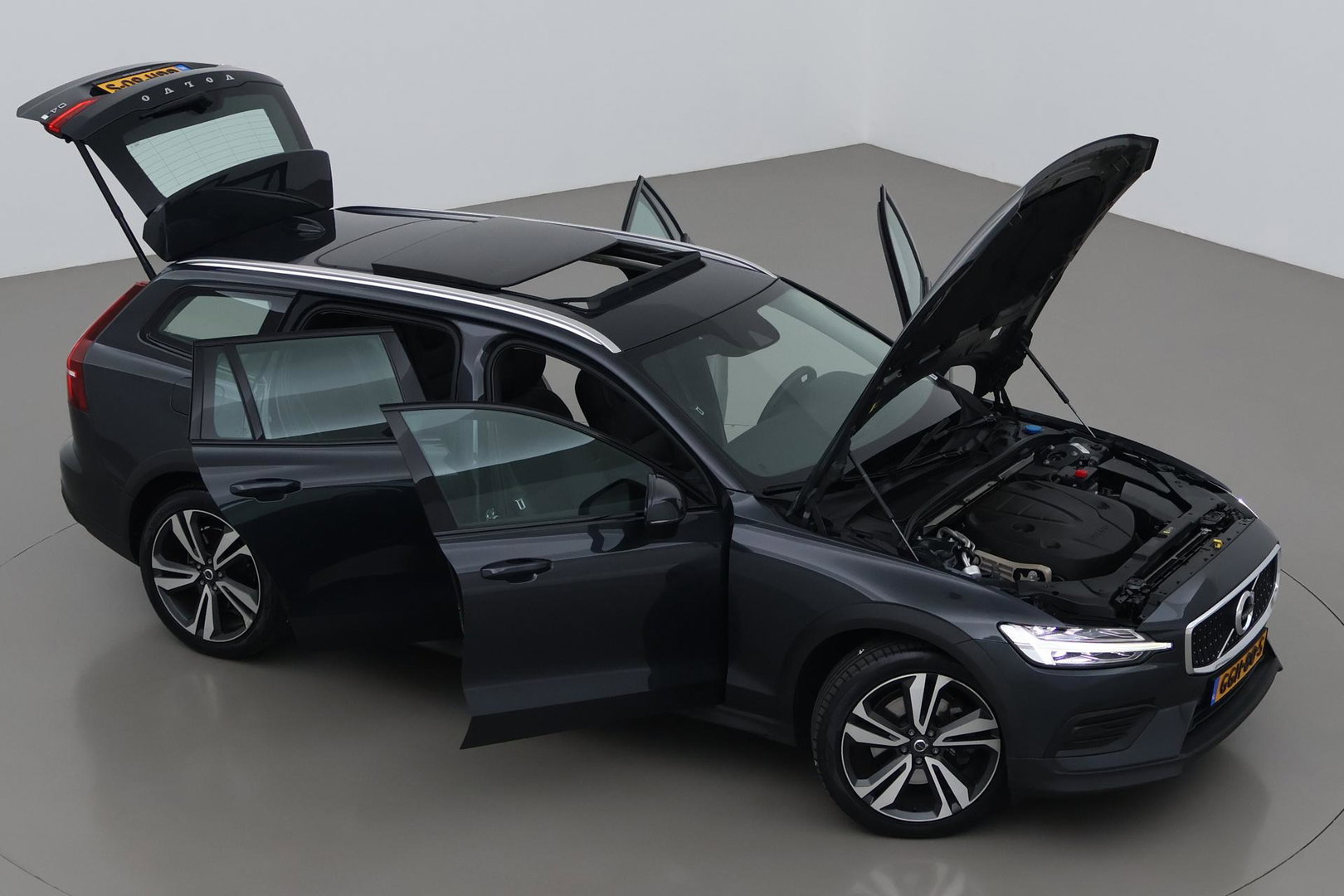 Volvo V60 Cross Country 2.0 D4 AWD Pro | Trekhaak | Panoramadak | Camera | Polestar Optimalisatie | Memory | Stoelverwarming | 19 inch