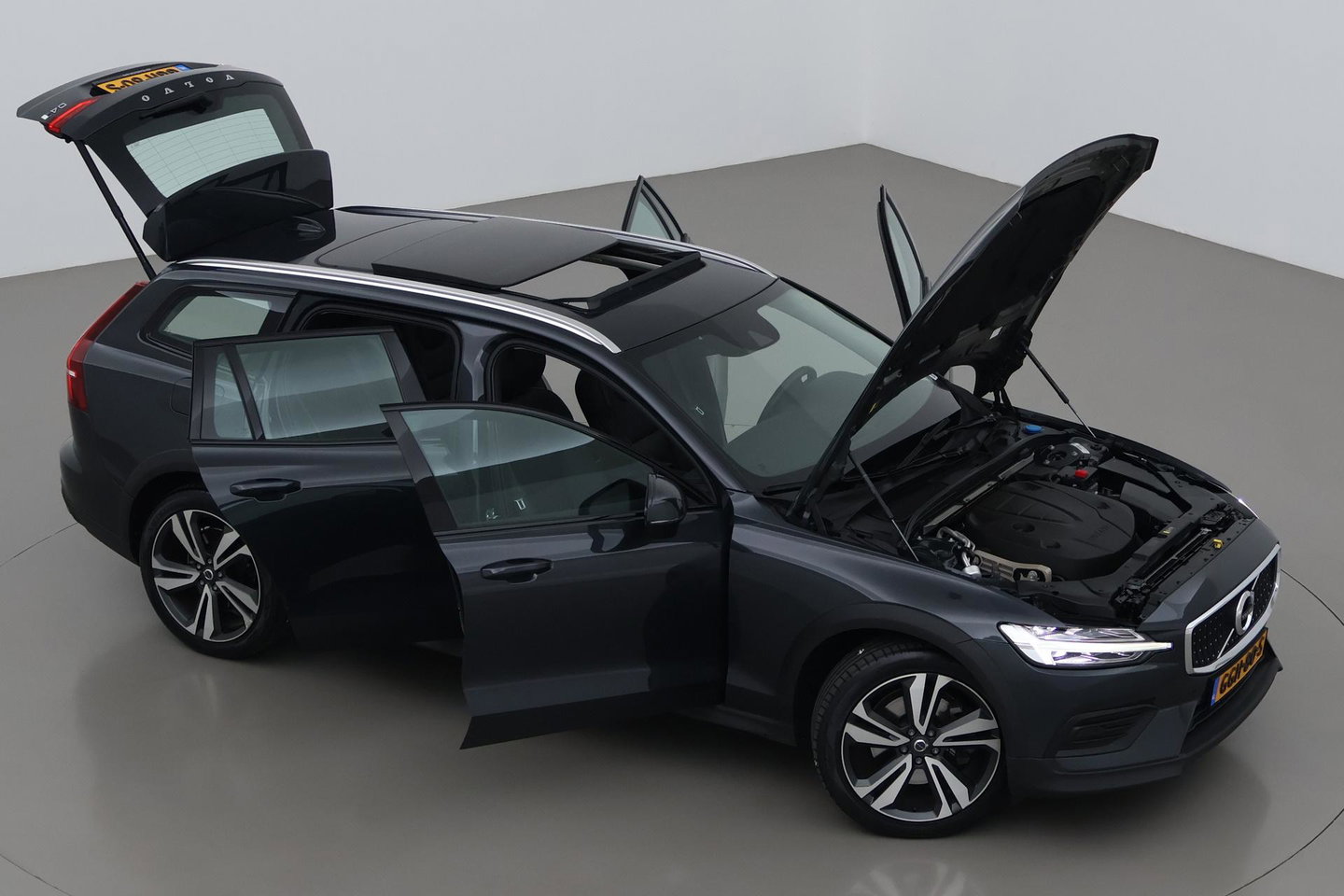 Volvo V60 Cross Country 2.0 D4 AWD Pro | Trekhaak | Panoramadak | Camera | Polestar Optimalisatie | Memory | Stoelverwarming | 19 inch