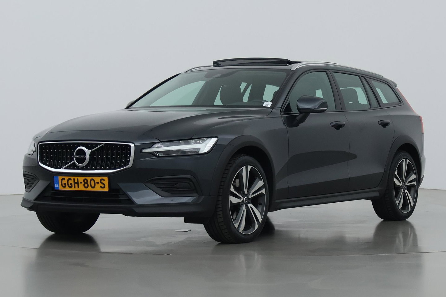 Volvo V60 Cross Country 2.0 D4 AWD Pro | Trekhaak | Panoramadak | Camera | Polestar Optimalisatie | Memory | Stoelverwarming | 19 inch