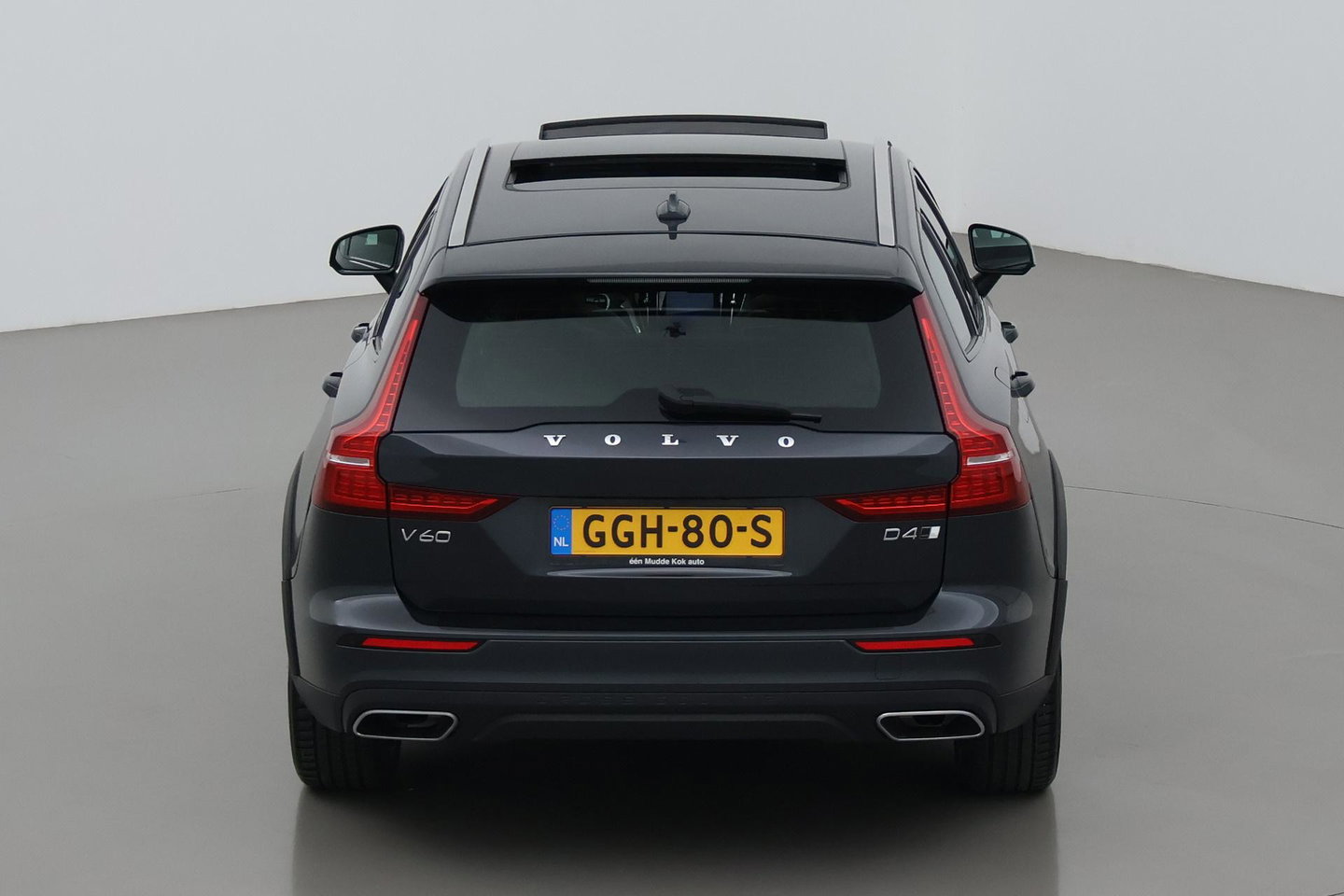 Volvo V60 Cross Country 2.0 D4 AWD Pro | Trekhaak | Panoramadak | Camera | Polestar Optimalisatie | Memory | Stoelverwarming | 19 inch