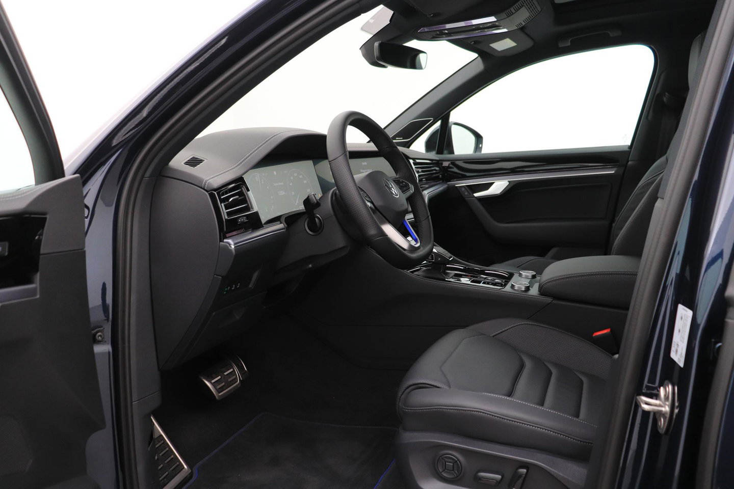 Volkswagen Touareg 3.0 TSi eHybrid 4MOTION R | FINAL EDITION | Luchtvering | Trekhaak | Panoramdak | Dynaudio | 360° Camera
