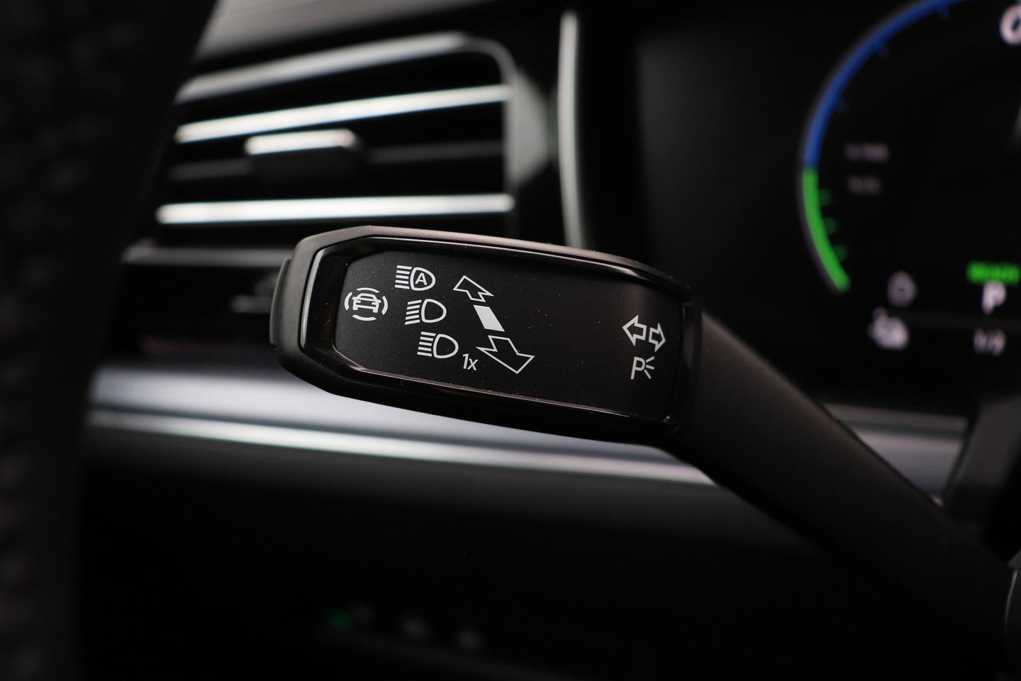 Volkswagen Touareg 3.0 TSi eHybrid 4MOTION R | FINAL EDITION | Luchtvering | Trekhaak | Panoramdak | Dynaudio | 360° Camera