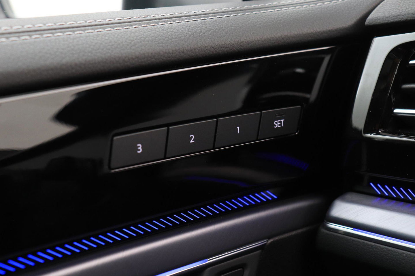 Volkswagen Touareg 3.0 TSi eHybrid 4MOTION R | FINAL EDITION | Luchtvering | Trekhaak | Panoramdak | Dynaudio | 360° Camera