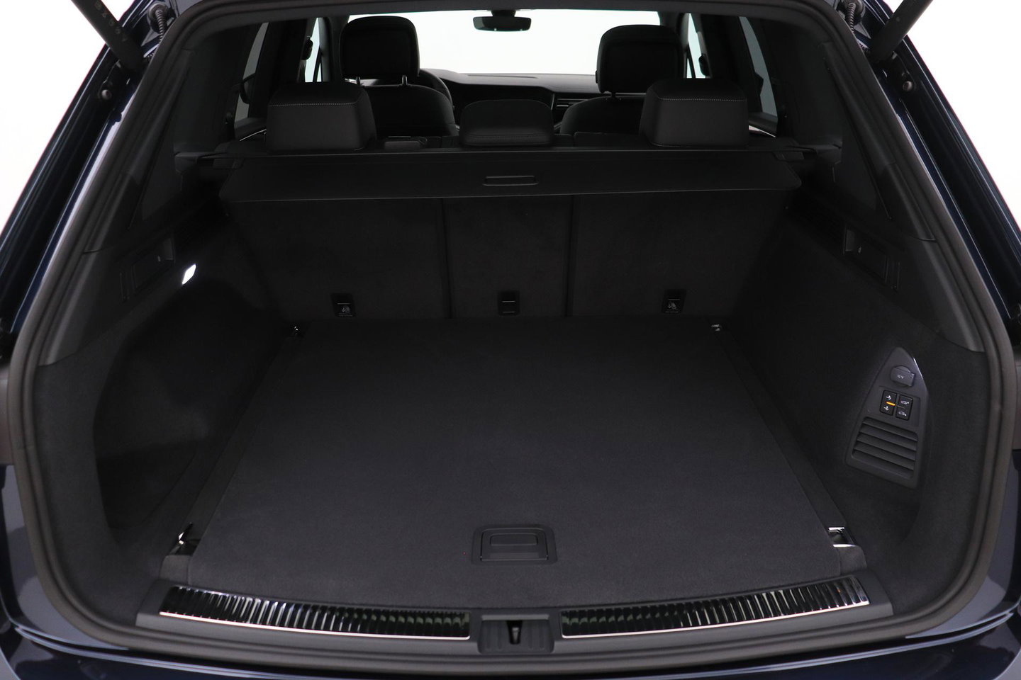 Volkswagen Touareg 3.0 TSi eHybrid 4MOTION R | FINAL EDITION | Luchtvering | Trekhaak | Panoramdak | Dynaudio | 360° Camera