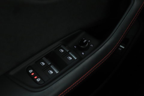 Audi RSQ8 4.0 TFSI Quattro | NL-Auto | RS Dynamicpakket Plus | Keramisch | Alcantara | Trekhaak | 23 Inch
