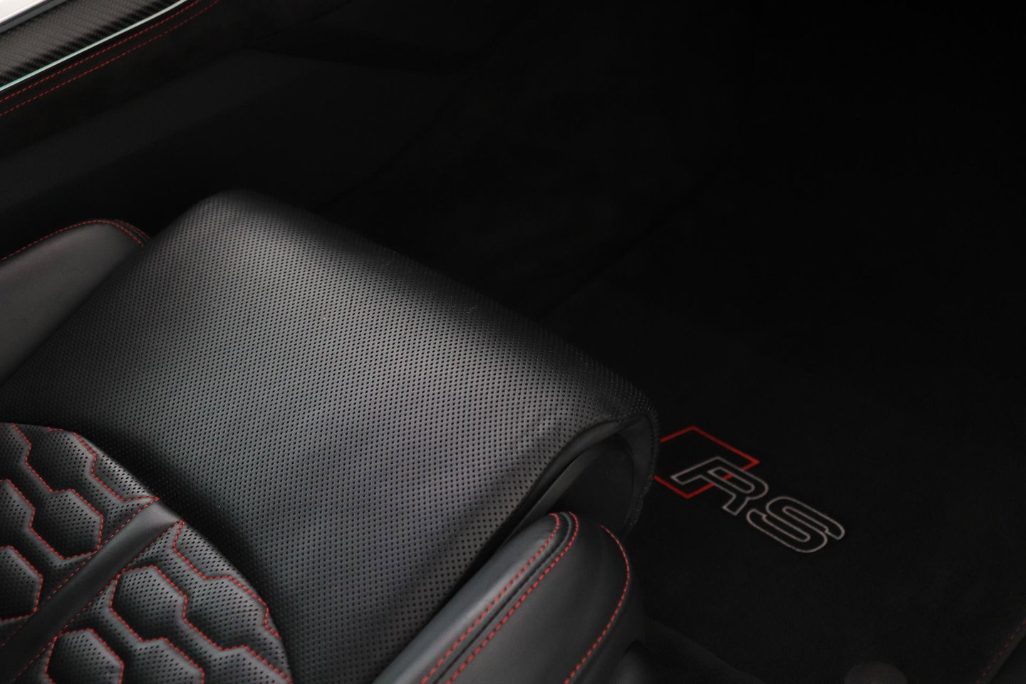 Audi RSQ8 4.0 TFSI Quattro | NL-Auto | RS Dynamicpakket Plus | Keramisch | Alcantara | Trekhaak | 23 Inch