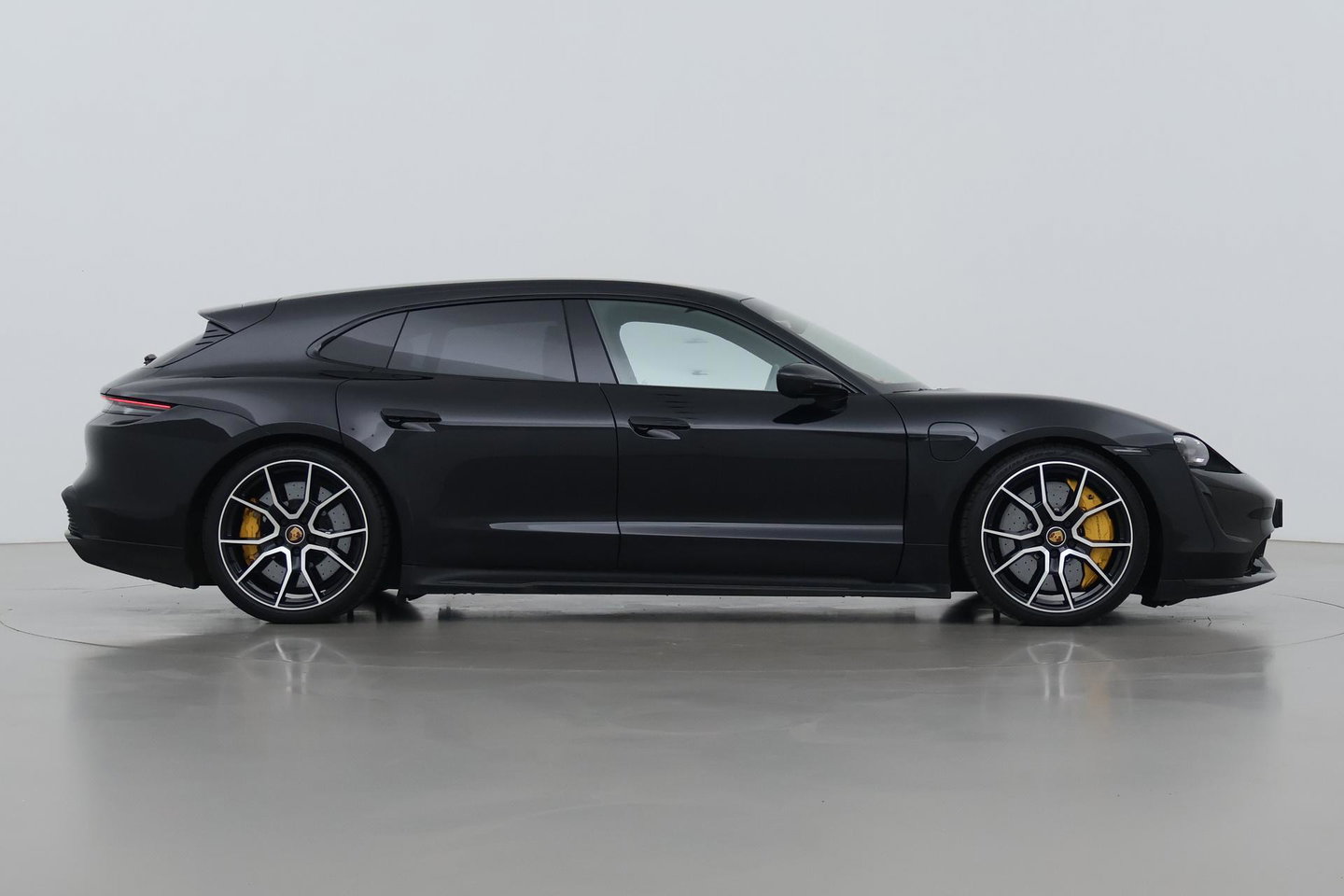 Porsche Taycan Sport Turismo Turbo S 93 kWh | BTW | Sport Chrono | Panoramadak | 229K NW prijs | Burmester Audio | Keramisch | 360° Camera | 21 Inch