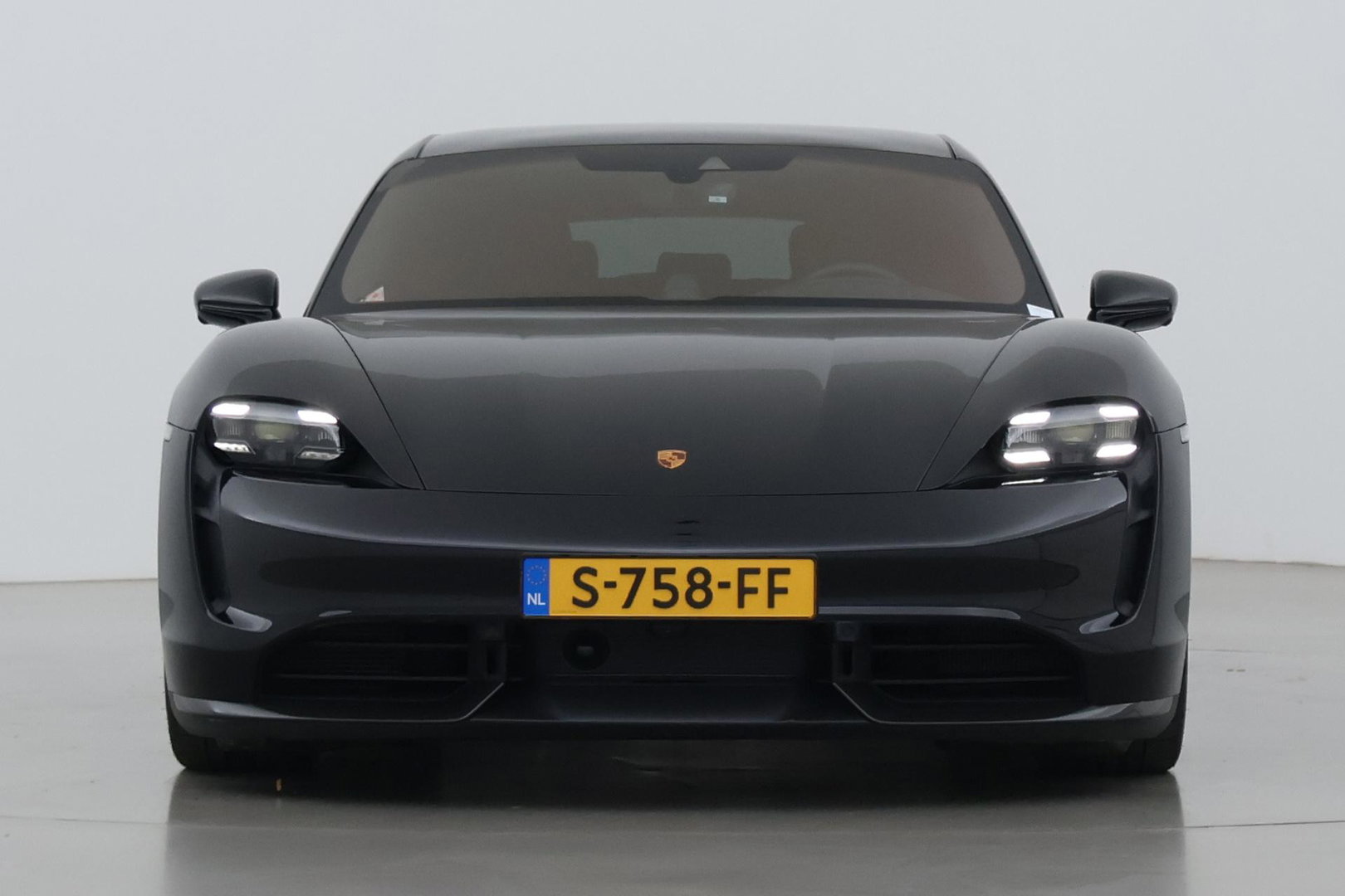 Porsche Taycan Sport Turismo Turbo S 93 kWh | BTW | Sport Chrono | Panoramadak | 229K NW prijs | Burmester Audio | Keramisch | 360° Camera | 21 Inch
