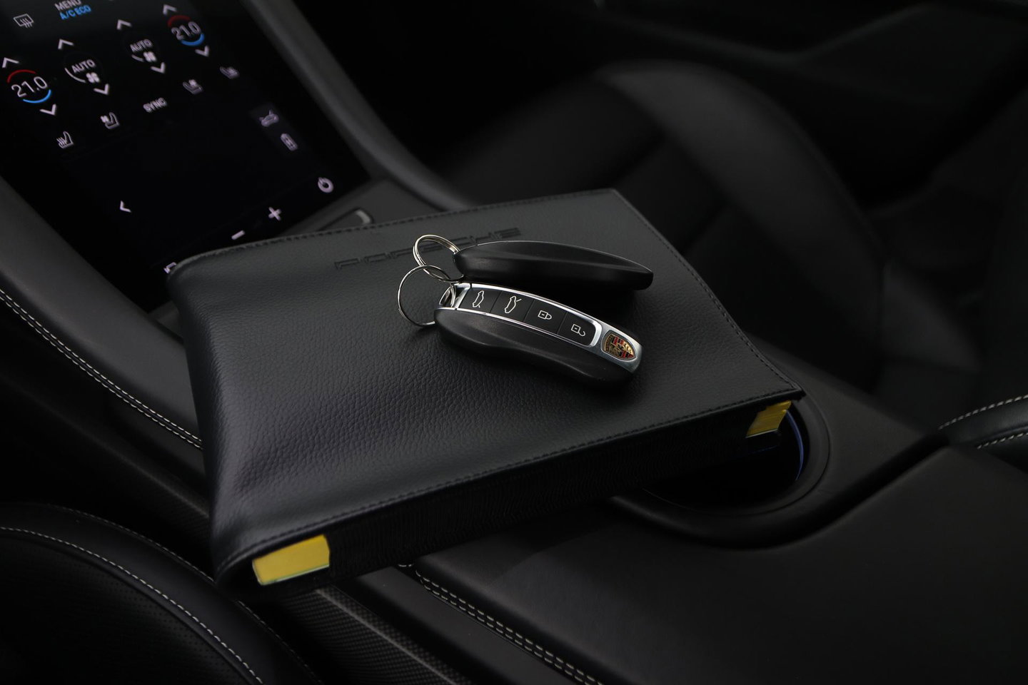 Porsche Taycan Sport Turismo Turbo S 93 kWh | BTW | Sport Chrono | Panoramadak | 229K NW prijs | Burmester Audio | Keramisch | 360° Camera | 21 Inch