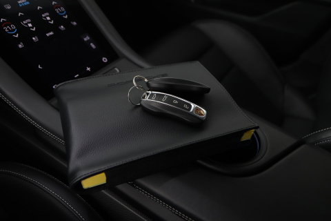 Porsche Taycan Sport Turismo Turbo S 93 kWh | BTW | Sport Chrono | Panoramadak | 229K NW prijs | Burmester Audio | Keramisch | 360° Camera | 21 Inch