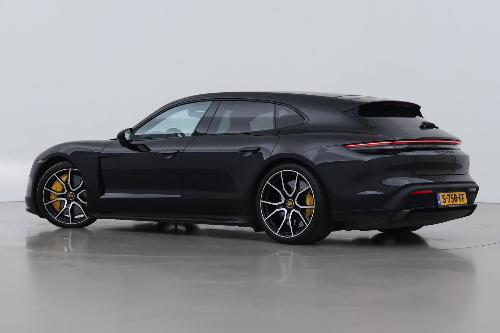 Porsche Taycan Sport Turismo Turbo S 93 kWh | BTW | Sport Chrono | Panoramadak | 229K NW prijs | Burmester Audio | Keramisch | 360° Camera | 21 Inch