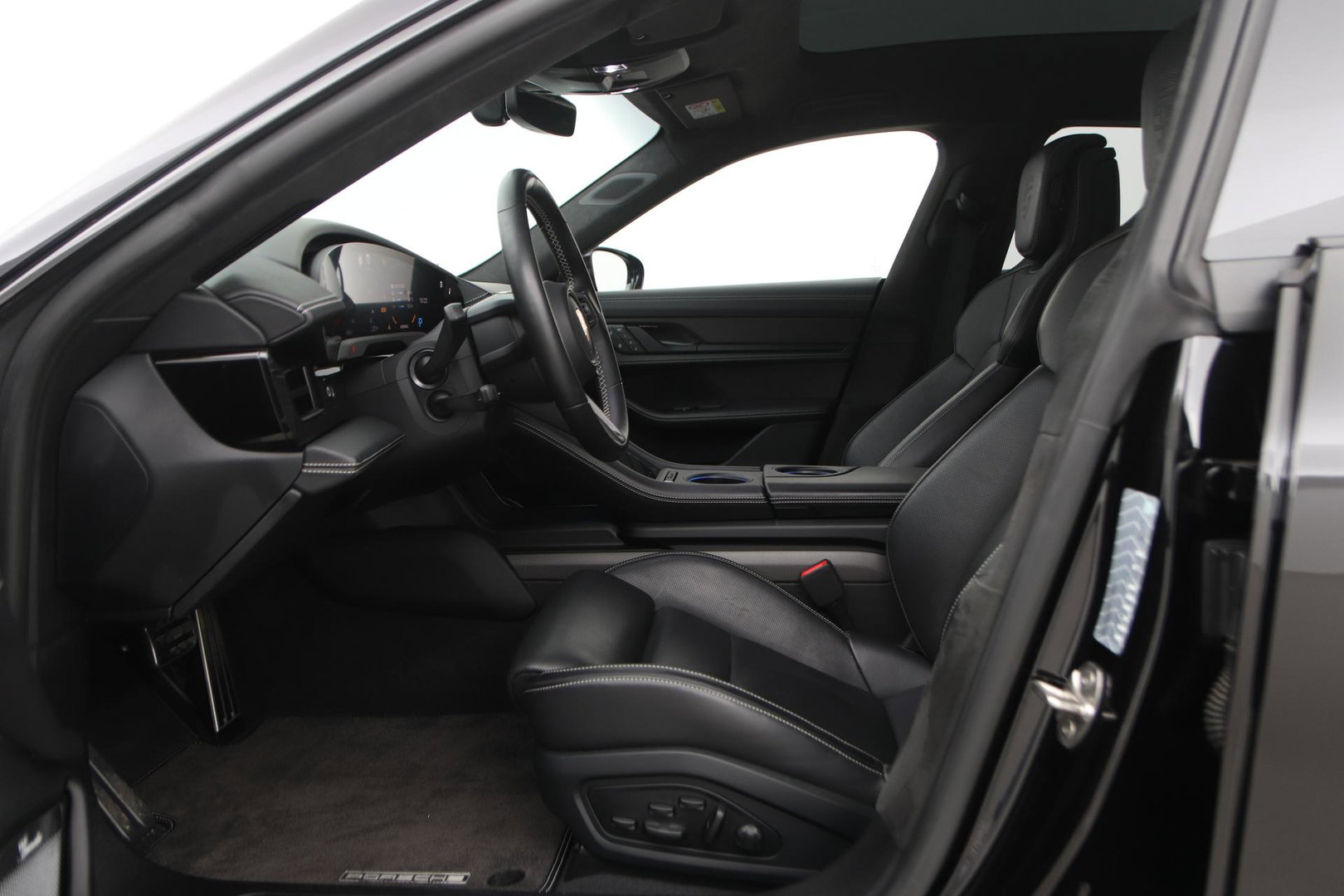 Porsche Taycan Sport Turismo Turbo S 93 kWh | BTW | Sport Chrono | Panoramadak | 229K NW prijs | Burmester Audio | Keramisch | 360° Camera | 21 Inch