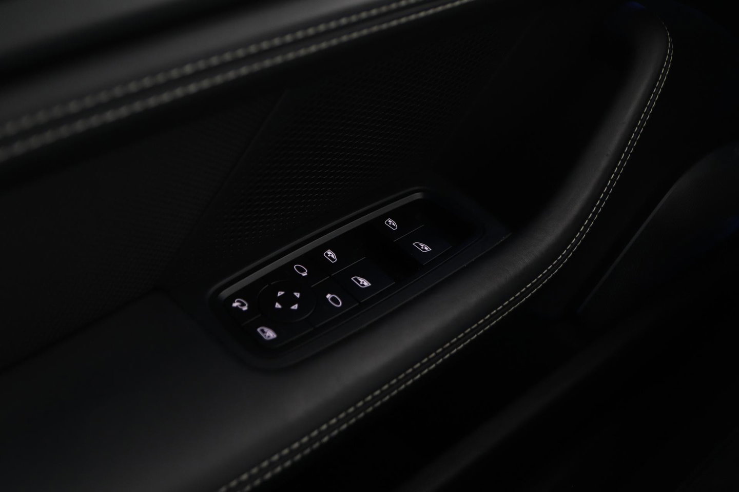 Porsche Taycan Sport Turismo Turbo S 93 kWh | BTW | Sport Chrono | Panoramadak | 229K NW prijs | Burmester Audio | Keramisch | 360° Camera | 21 Inch