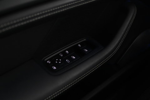 Porsche Taycan Sport Turismo Turbo S 93 kWh | BTW | Sport Chrono | Panoramadak | 229K NW prijs | Burmester Audio | Keramisch | 360° Camera | 21 Inch