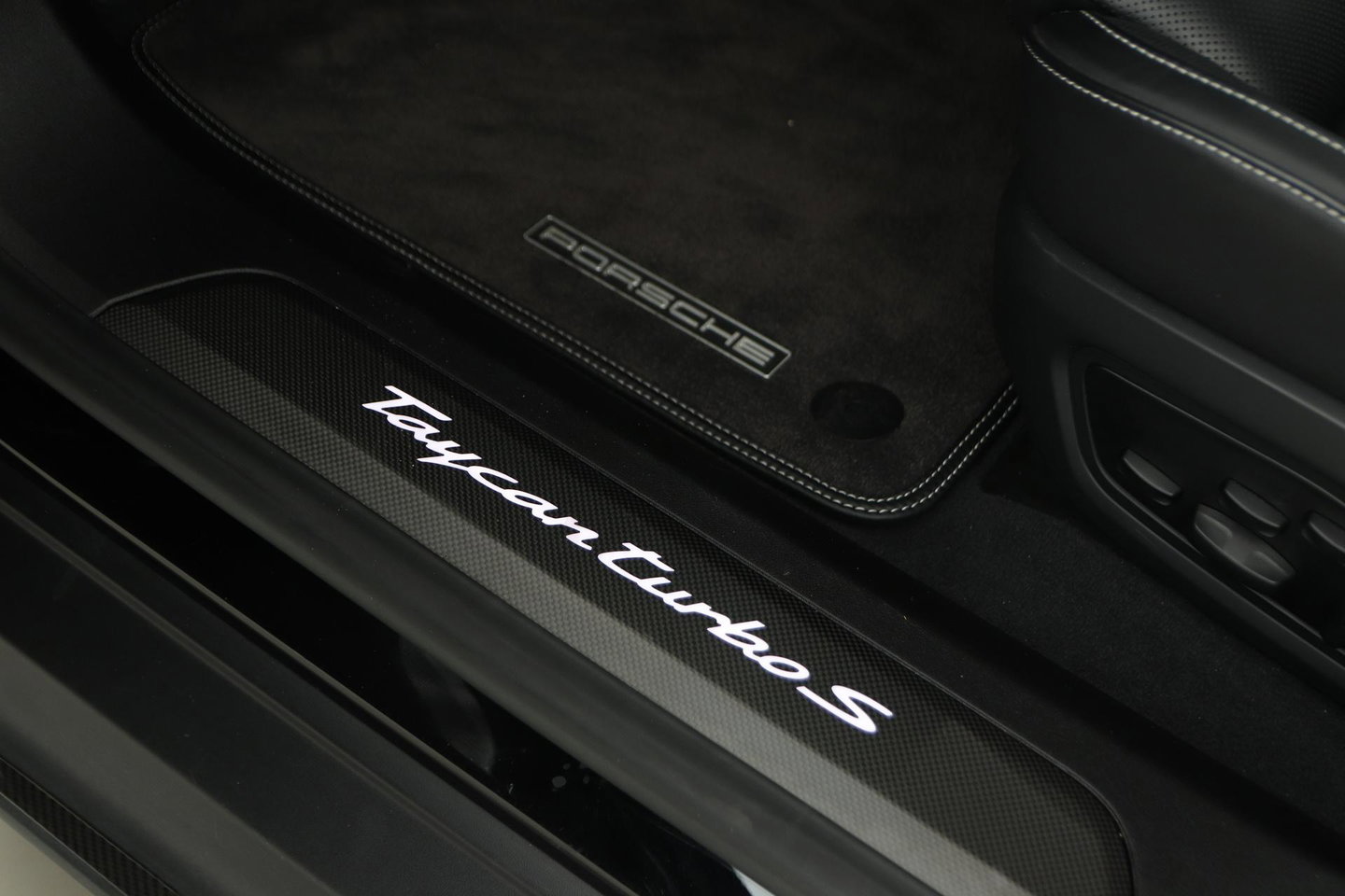 Porsche Taycan Sport Turismo Turbo S 93 kWh | BTW | Sport Chrono | Panoramadak | 229K NW prijs | Burmester Audio | Keramisch | 360° Camera | 21 Inch