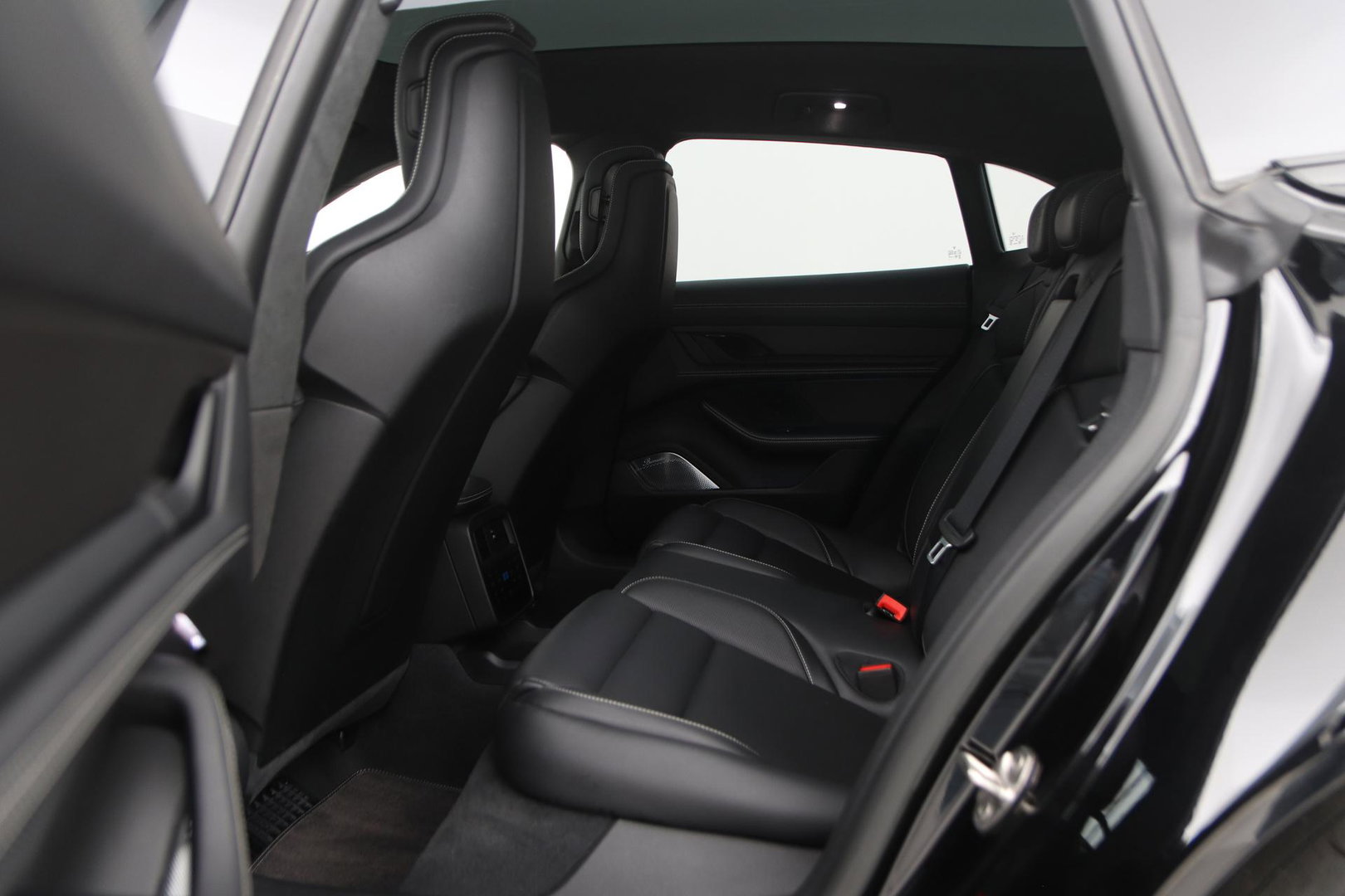 Porsche Taycan Sport Turismo Turbo S 93 kWh | BTW | Sport Chrono | Panoramadak | 229K NW prijs | Burmester Audio | Keramisch | 360° Camera | 21 Inch