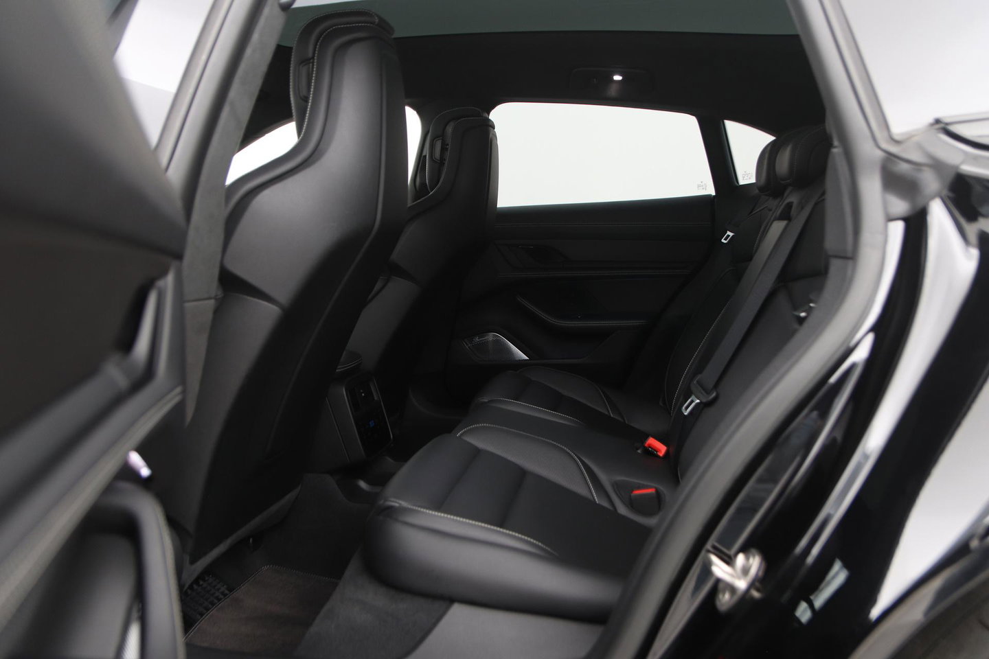 Porsche Taycan Sport Turismo Turbo S 93 kWh | BTW | Sport Chrono | Panoramadak | 229K NW prijs | Burmester Audio | Keramisch | 360° Camera | 21 Inch