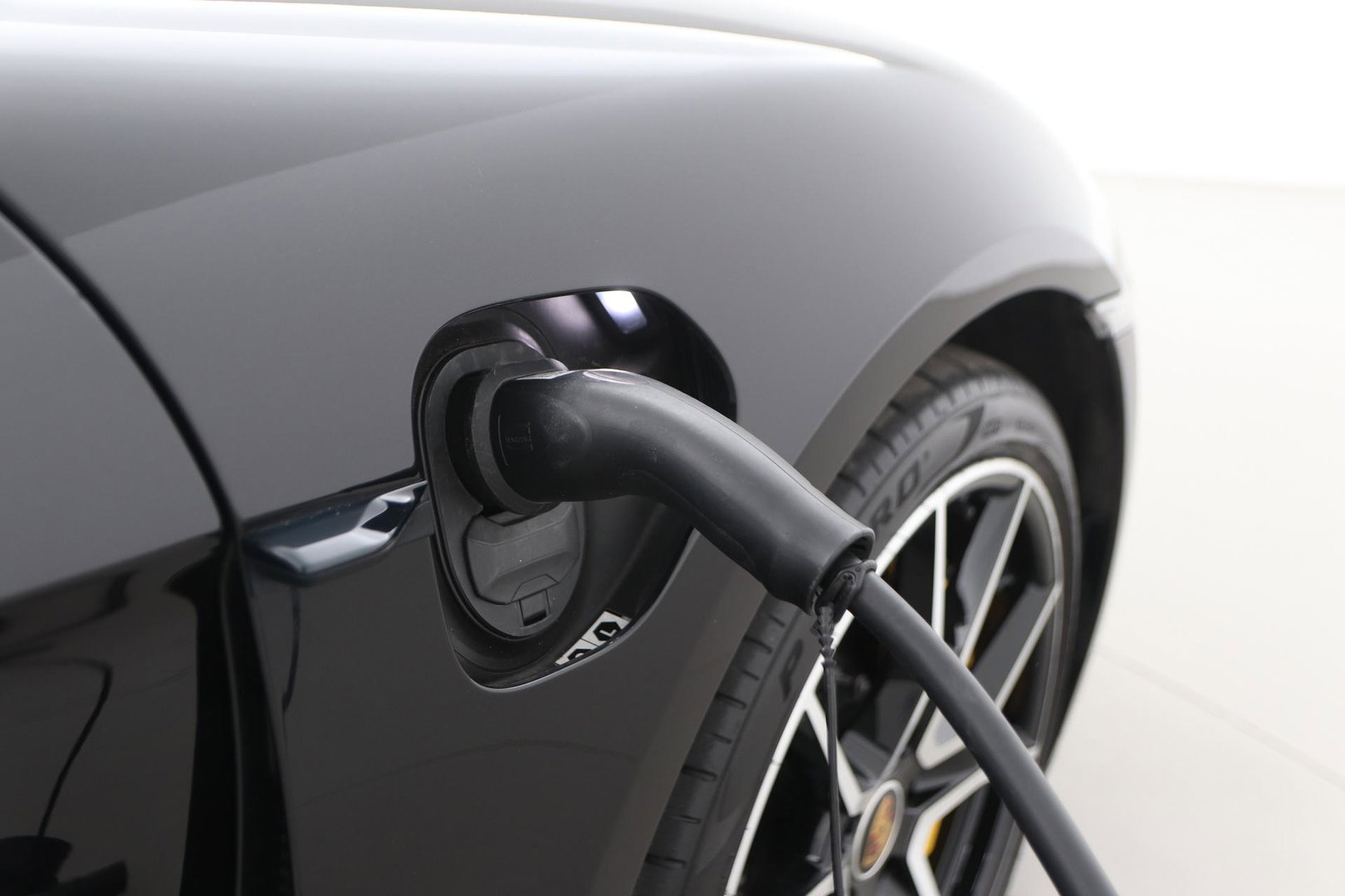 Porsche Taycan Sport Turismo Turbo S 93 kWh | BTW | Sport Chrono | Panoramadak | 229K NW prijs | Burmester Audio | Keramisch | 360° Camera | 21 Inch