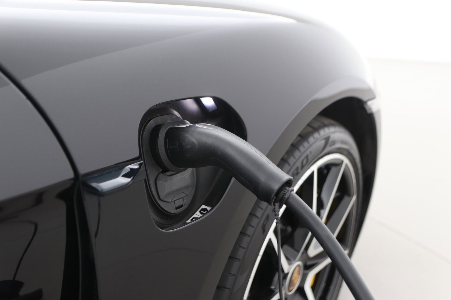 Porsche Taycan Sport Turismo Turbo S 93 kWh | BTW | Sport Chrono | Panoramadak | 229K NW prijs | Burmester Audio | Keramisch | 360° Camera | 21 Inch