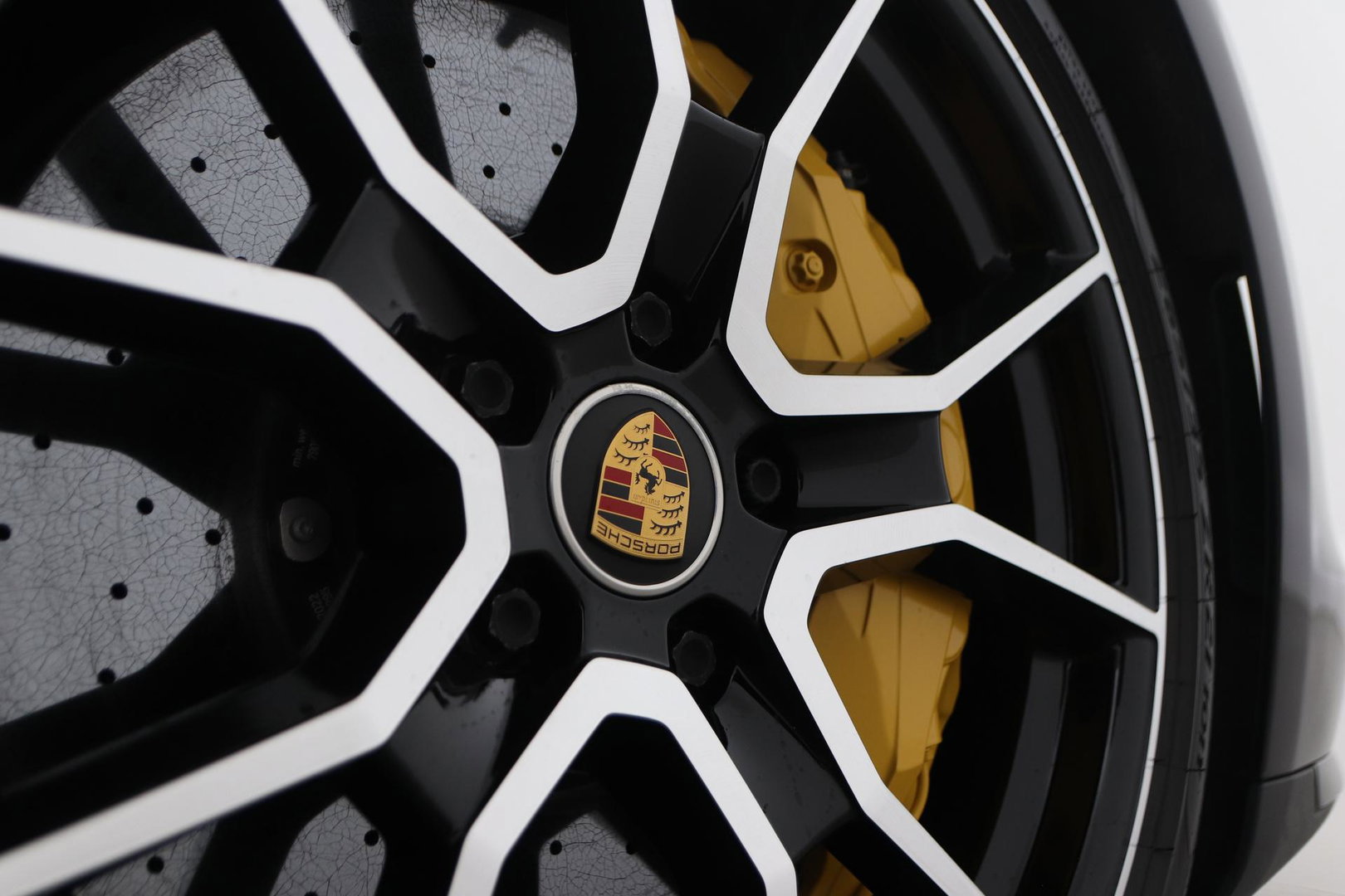 Porsche Taycan Sport Turismo Turbo S 93 kWh | BTW | Sport Chrono | Panoramadak | 229K NW prijs | Burmester Audio | Keramisch | 360° Camera | 21 Inch