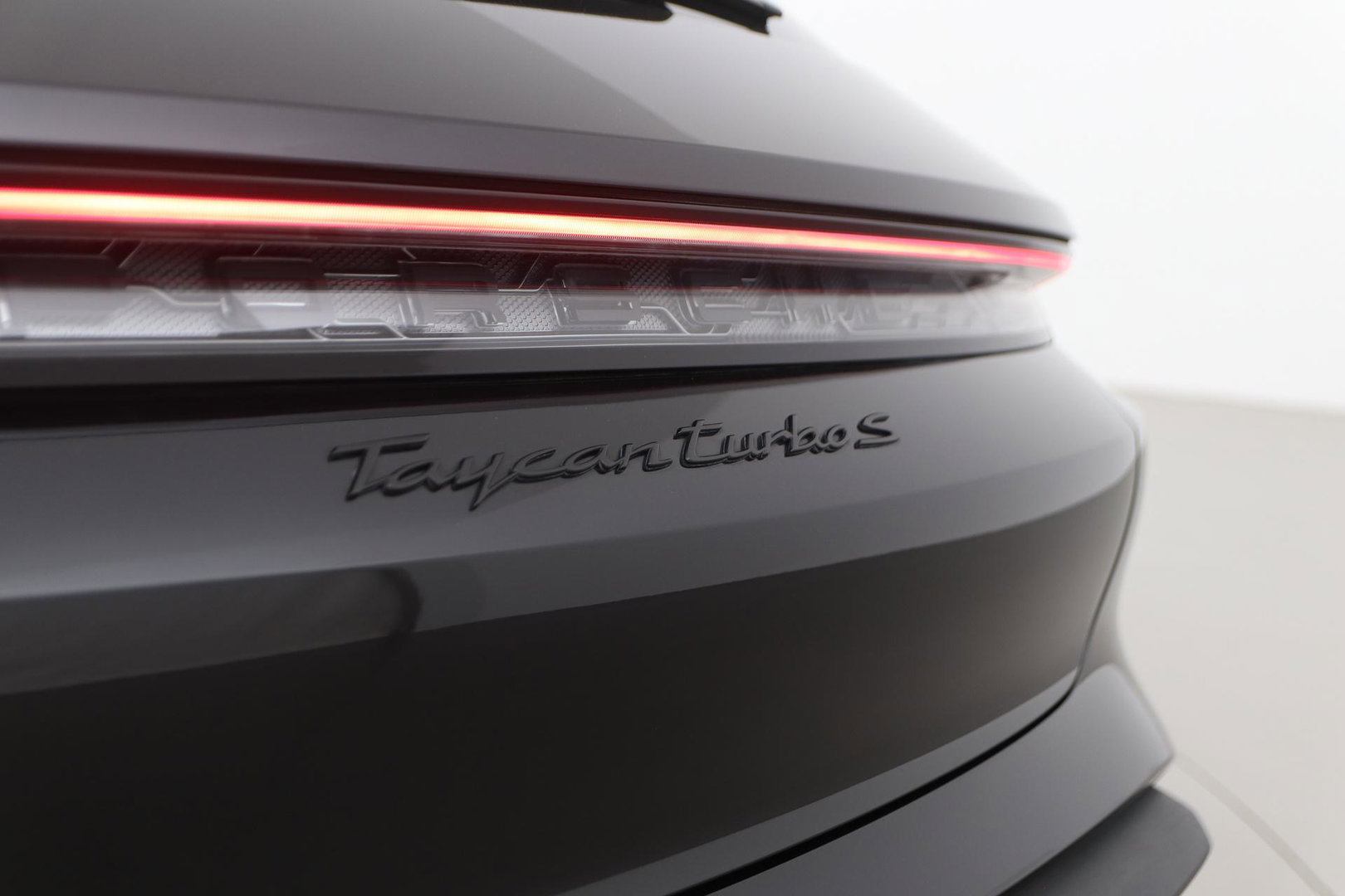 Porsche Taycan Sport Turismo Turbo S 93 kWh | BTW | Sport Chrono | Panoramadak | 229K NW prijs | Burmester Audio | Keramisch | 360° Camera | 21 Inch