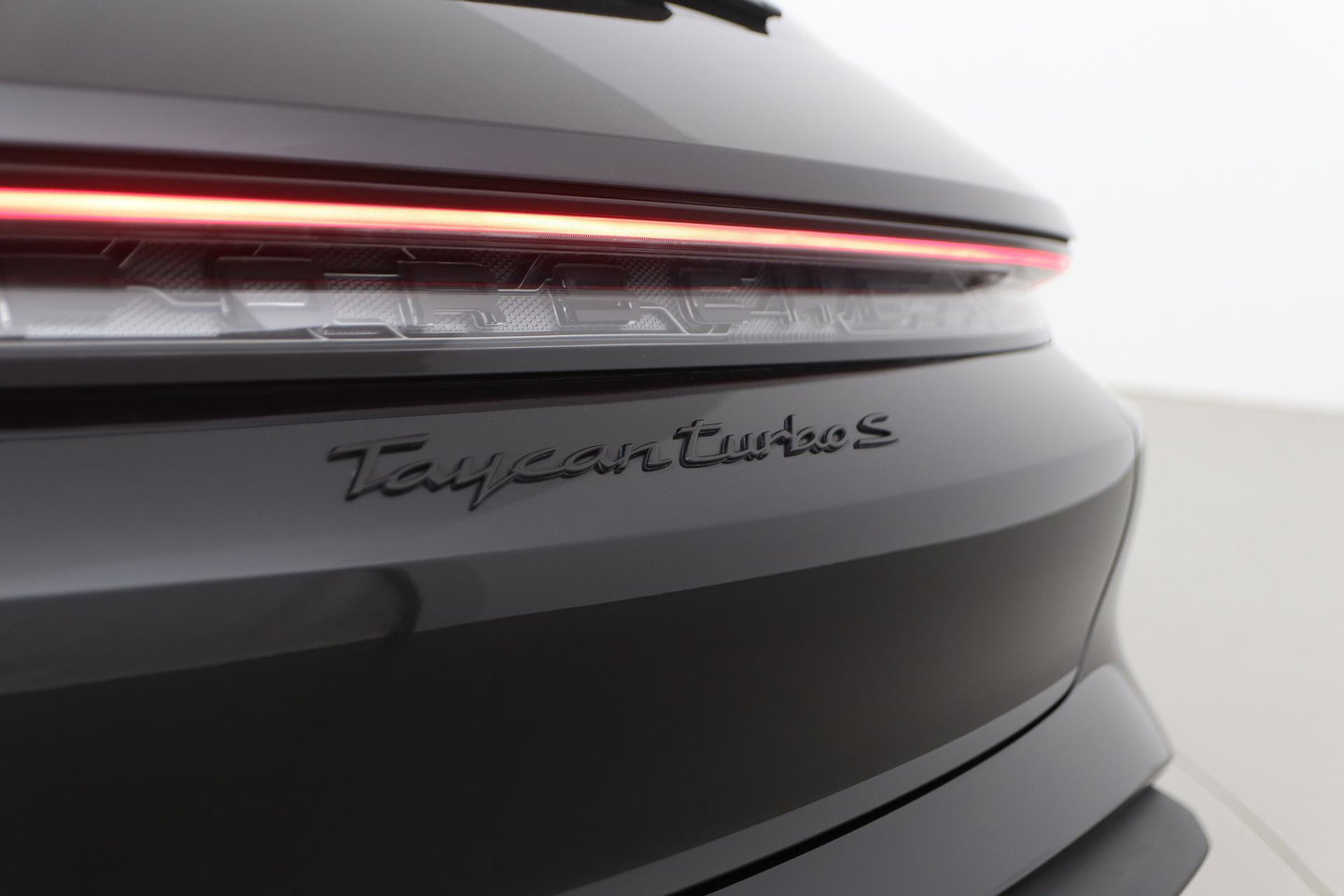 Porsche Taycan Sport Turismo Turbo S 93 kWh | BTW | Sport Chrono | Panoramadak | 229K NW prijs | Burmester Audio | Keramisch | 360° Camera | 21 Inch
