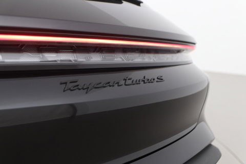 Porsche Taycan Sport Turismo Turbo S 93 kWh | BTW | Sport Chrono | Panoramadak | 229K NW prijs | Burmester Audio | Keramisch | 360° Camera | 21 Inch
