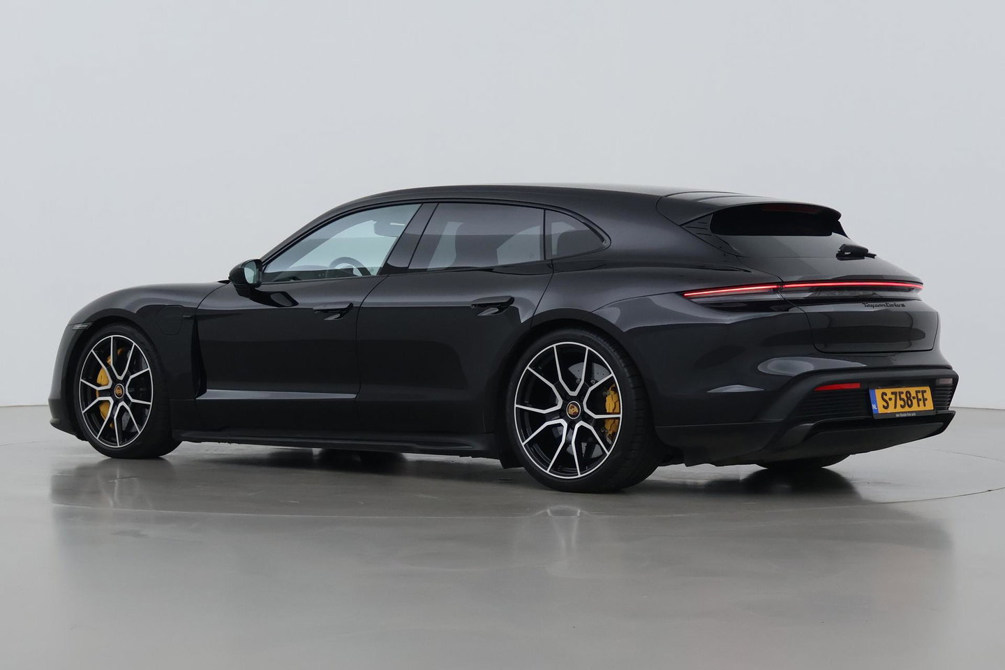 Porsche Taycan Sport Turismo Turbo S 93 kWh | BTW | Sport Chrono | Panoramadak | 229K NW prijs | Burmester Audio | Keramisch | 360° Camera | 21 Inch