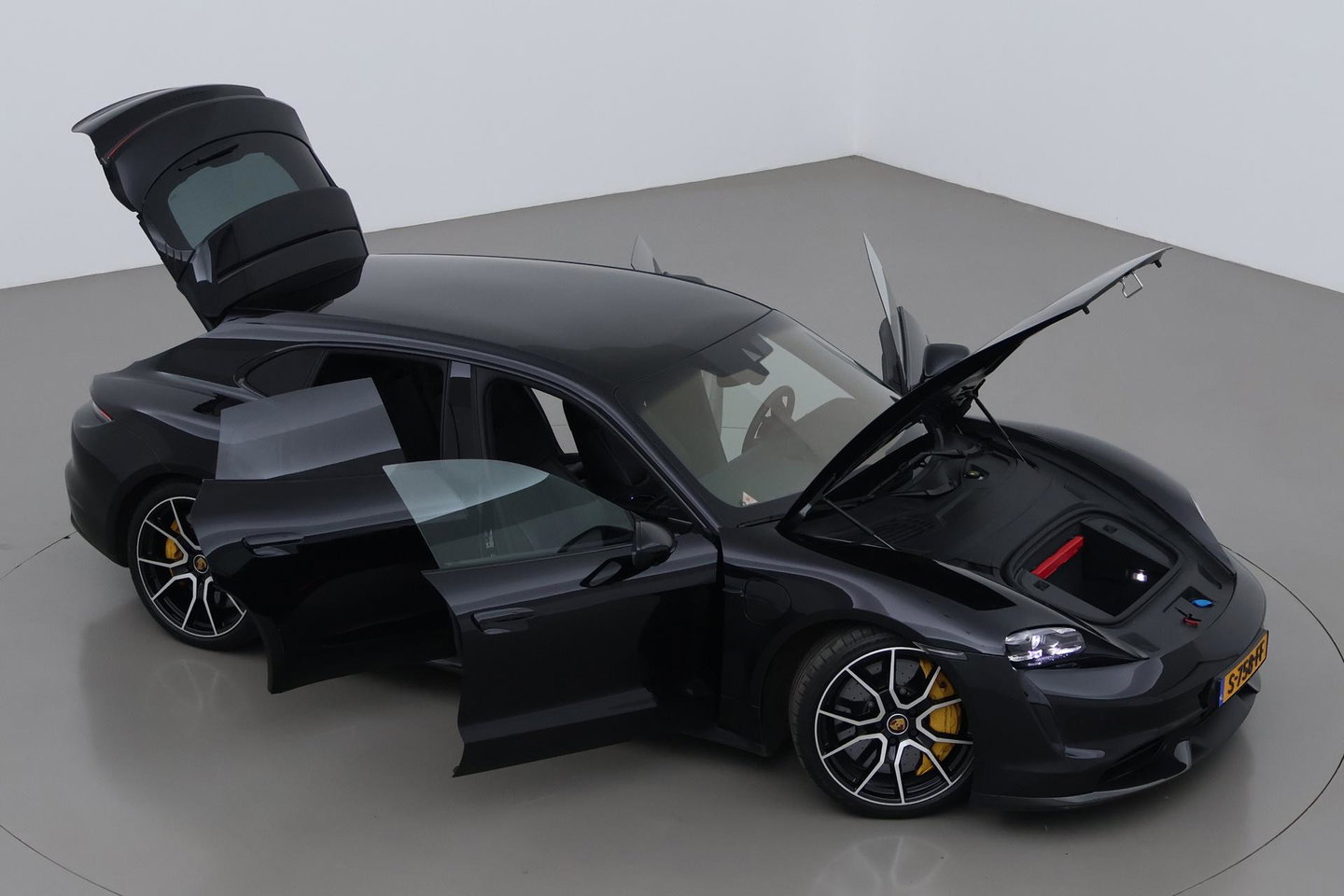 Porsche Taycan Sport Turismo Turbo S 93 kWh | BTW | Sport Chrono | Panoramadak | 229K NW prijs | Burmester Audio | Keramisch | 360° Camera | 21 Inch