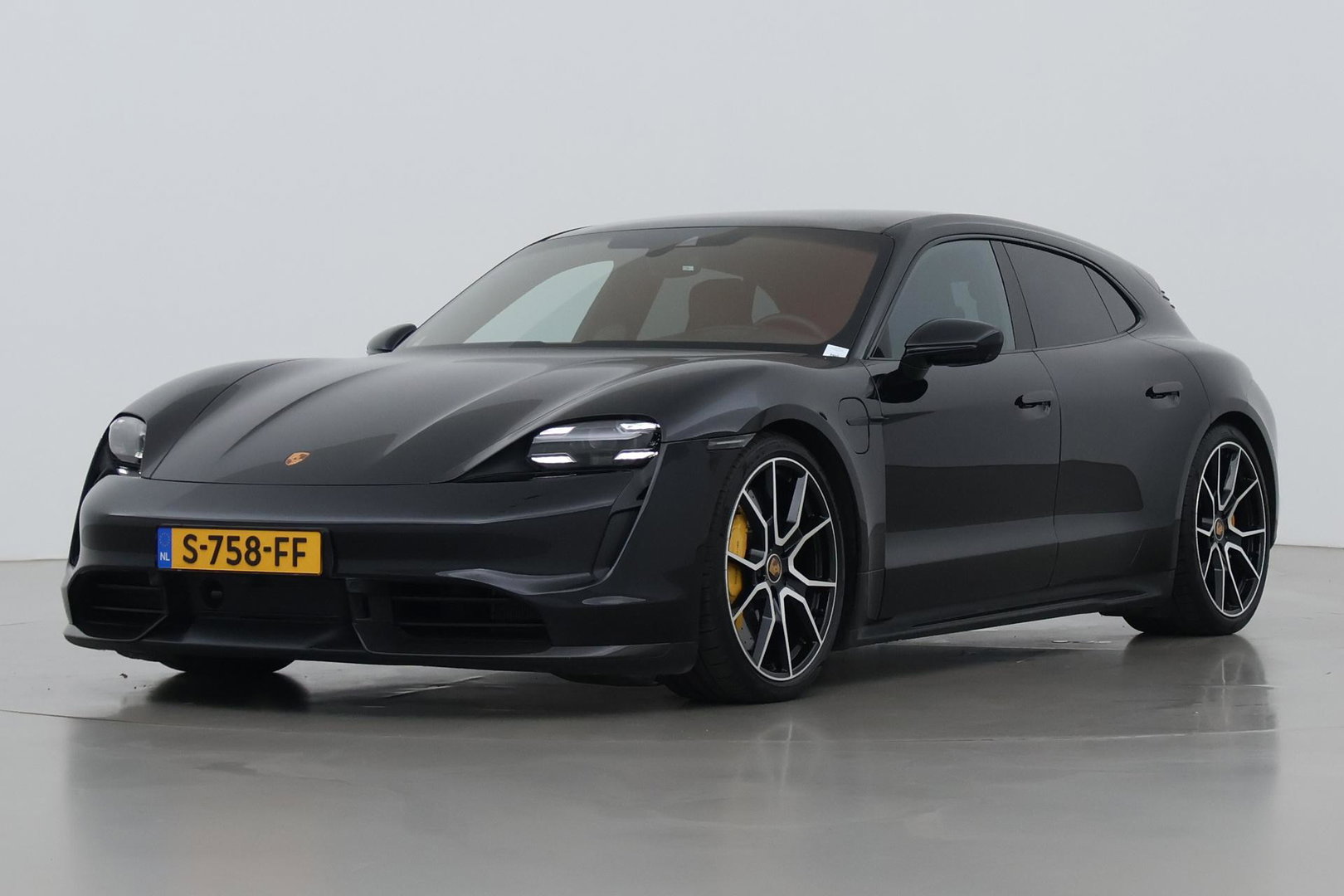 Porsche Taycan Sport Turismo Turbo S 93 kWh | BTW | Sport Chrono | Panoramadak | 229K NW prijs | Burmester Audio | Keramisch | 360° Camera | 21 Inch