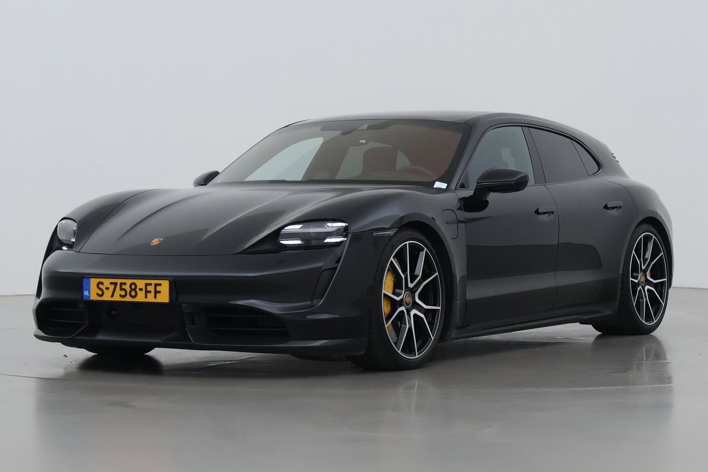 Porsche Taycan Sport Turismo Turbo S 93 kWh | BTW | Sport Chrono | Panoramadak | 229K NW prijs | Burmester Audio | Keramisch | 360° Camera | 21 Inch