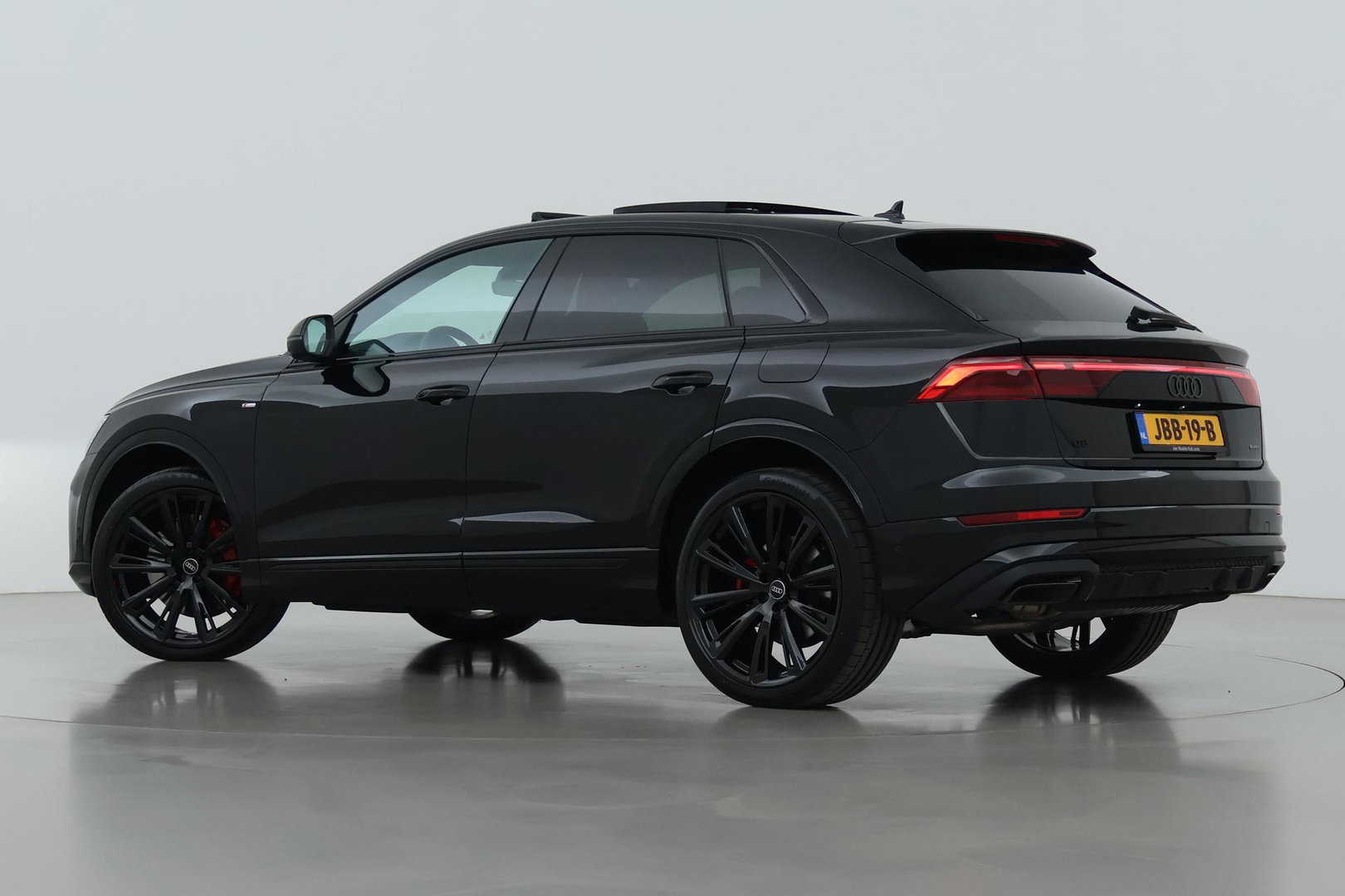Audi Q8 60 TFSI e quattro Pro Line S Competition | Luchtvering | B&O | Panoramadak | Trekhaak | 360° Camera | 23 Inch