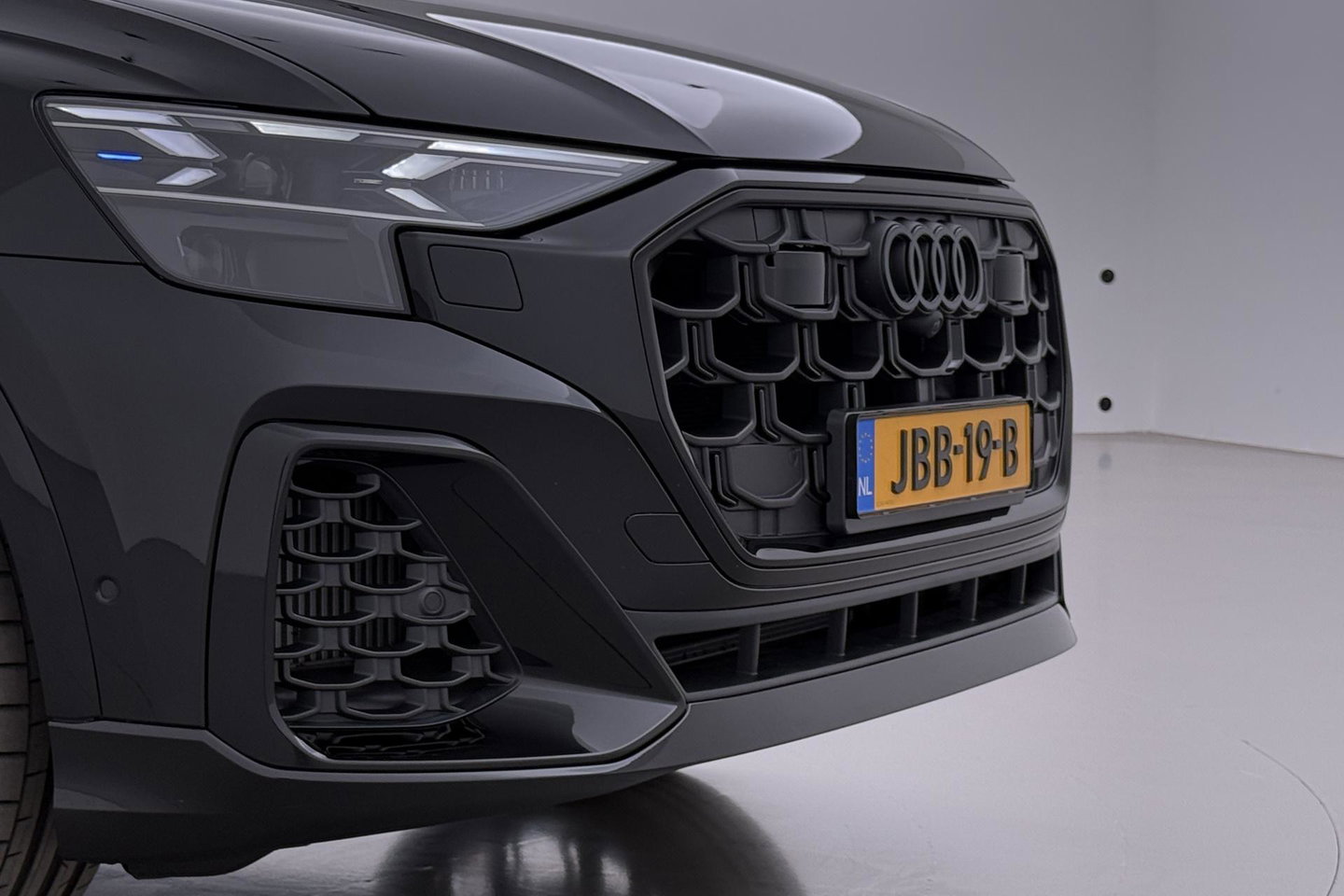 Audi Q8 60 TFSI e quattro Pro Line S Competition | Luchtvering | B&O | Panoramadak | Trekhaak | 360° Camera | 23 Inch