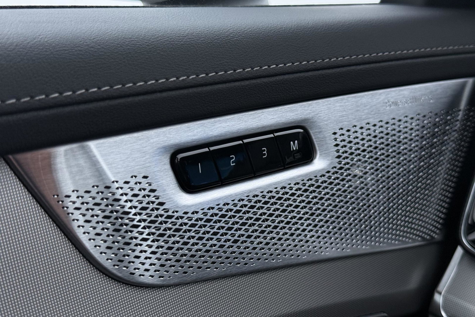 Volvo XC90 T8 Plug-in hybrid Ultra Black Edition | Luchtvering | Bowers&Wilkins | Head-Up | 360° Camera | Panoramadak