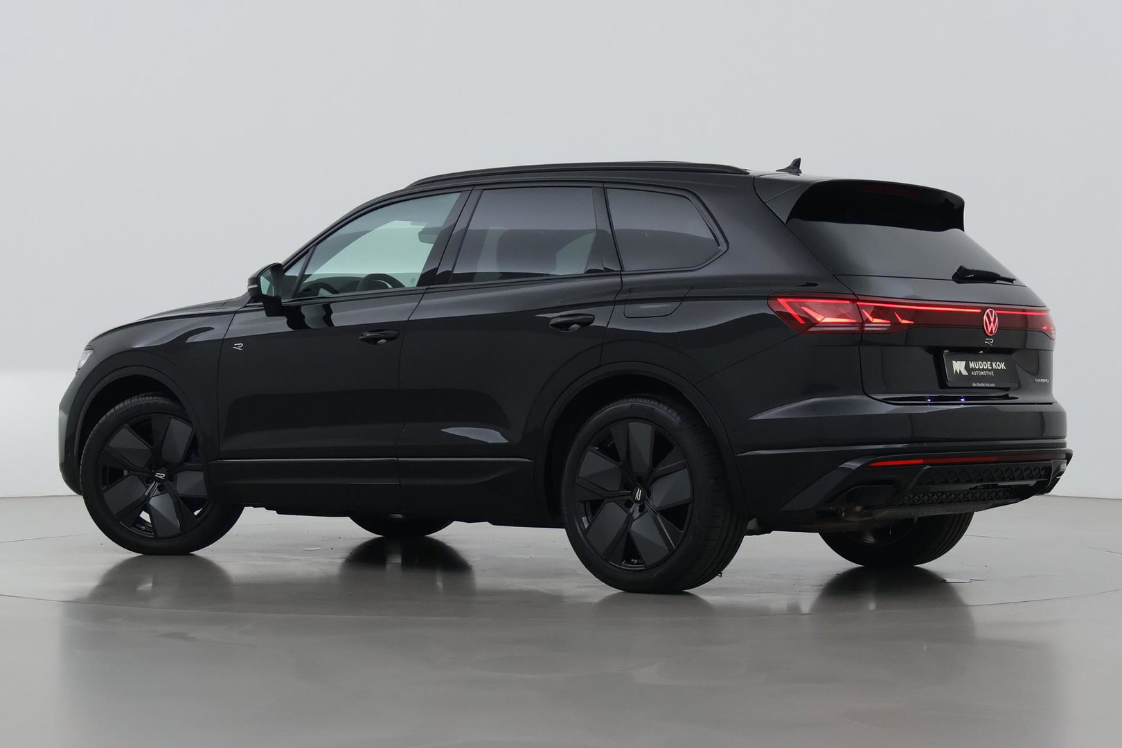 Volkswagen Touareg 3.0 TSi eHybrid 4MOTION R | FINAL EDITION | Luchtvering | Trekhaak | Panoramadak | Dynaudio | 360° Camera