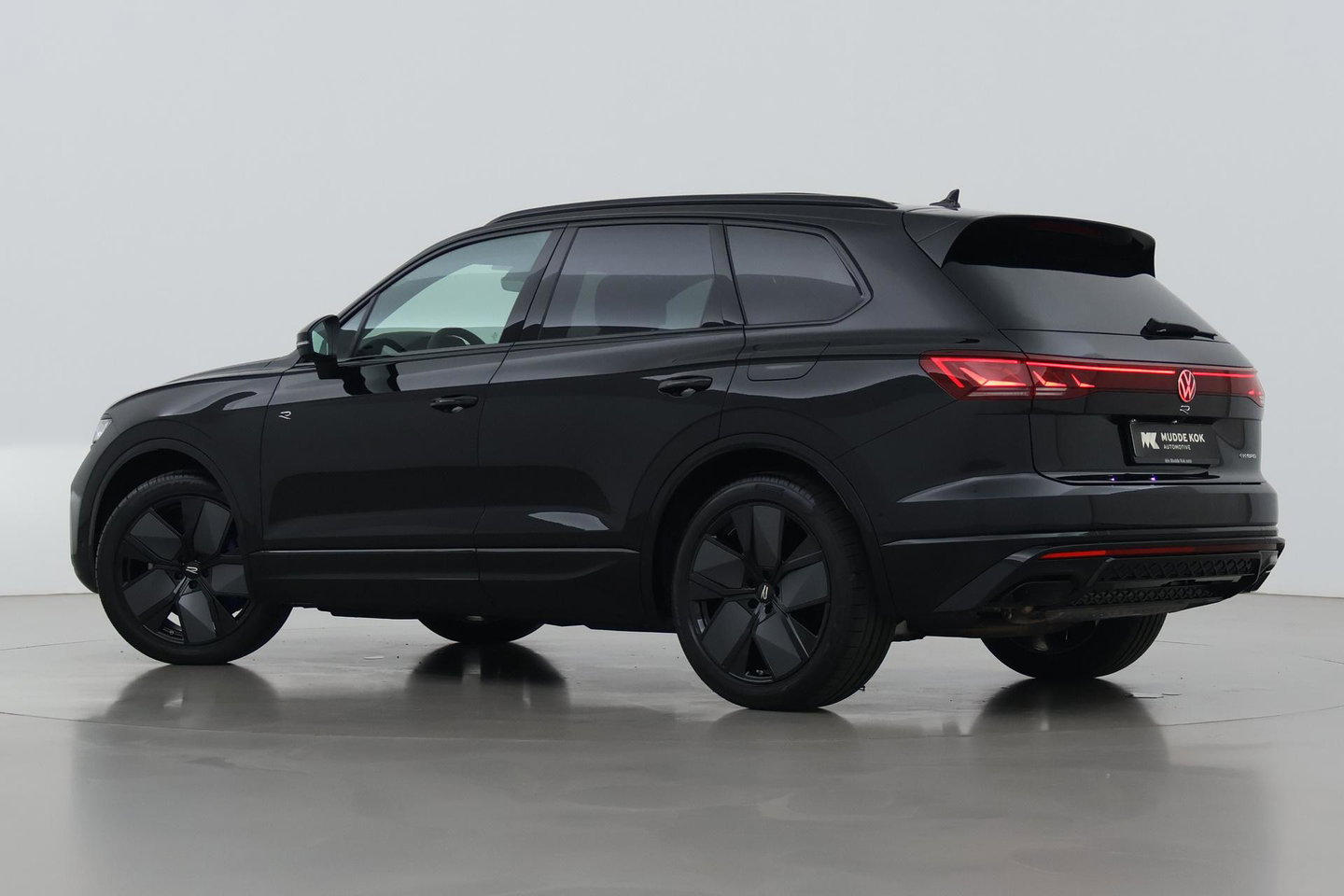 Volkswagen Touareg 3.0 TSi eHybrid 4MOTION R | FINAL EDITION | Luchtvering | Trekhaak | Panoramadak | Dynaudio | 360° Camera