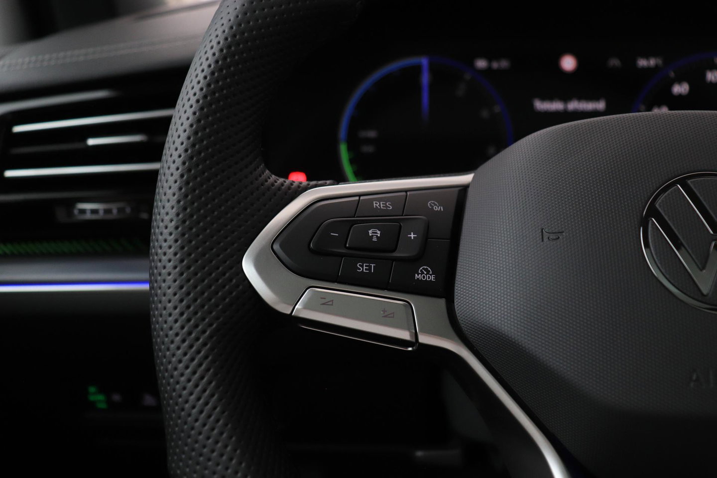 Volkswagen Touareg 3.0 TSi eHybrid 4MOTION R | FINAL EDITION | Luchtvering | Trekhaak | Panoramadak | Dynaudio | 360° Camera