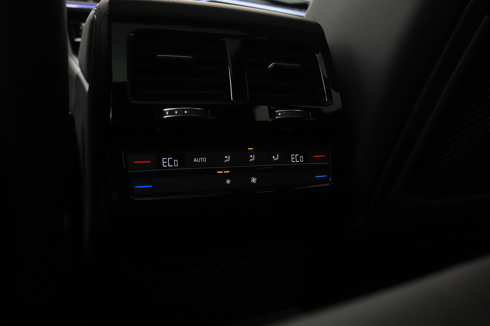 Volkswagen Touareg 3.0 TSi eHybrid 4MOTION R | FINAL EDITION | Luchtvering | Trekhaak | Panoramadak | Dynaudio | 360° Camera