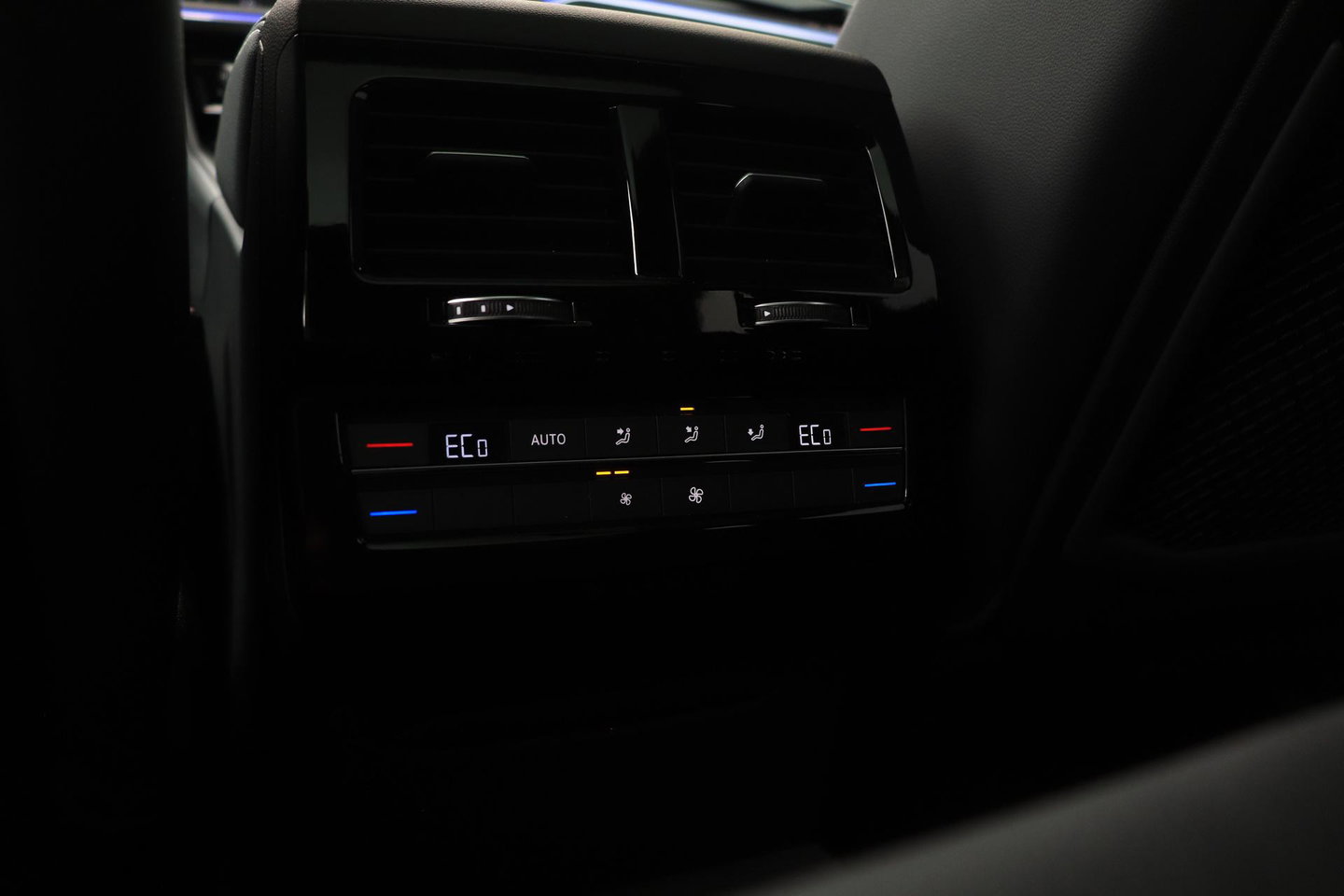 Volkswagen Touareg 3.0 TSi eHybrid 4MOTION R | FINAL EDITION | Luchtvering | Trekhaak | Panoramadak | Dynaudio | 360° Camera