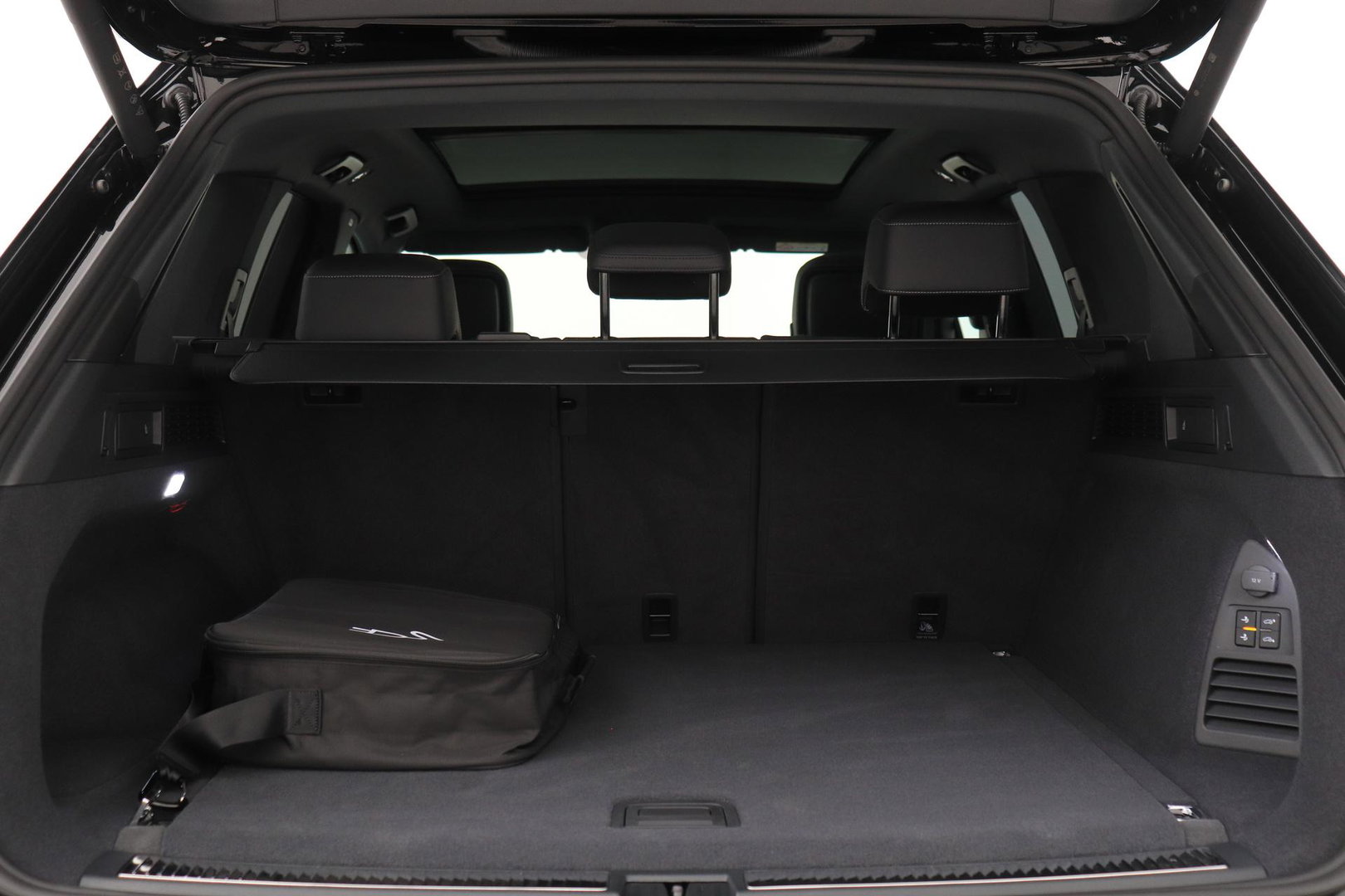 Volkswagen Touareg 3.0 TSi eHybrid 4MOTION R | FINAL EDITION | Luchtvering | Trekhaak | Panoramadak | Dynaudio | 360° Camera