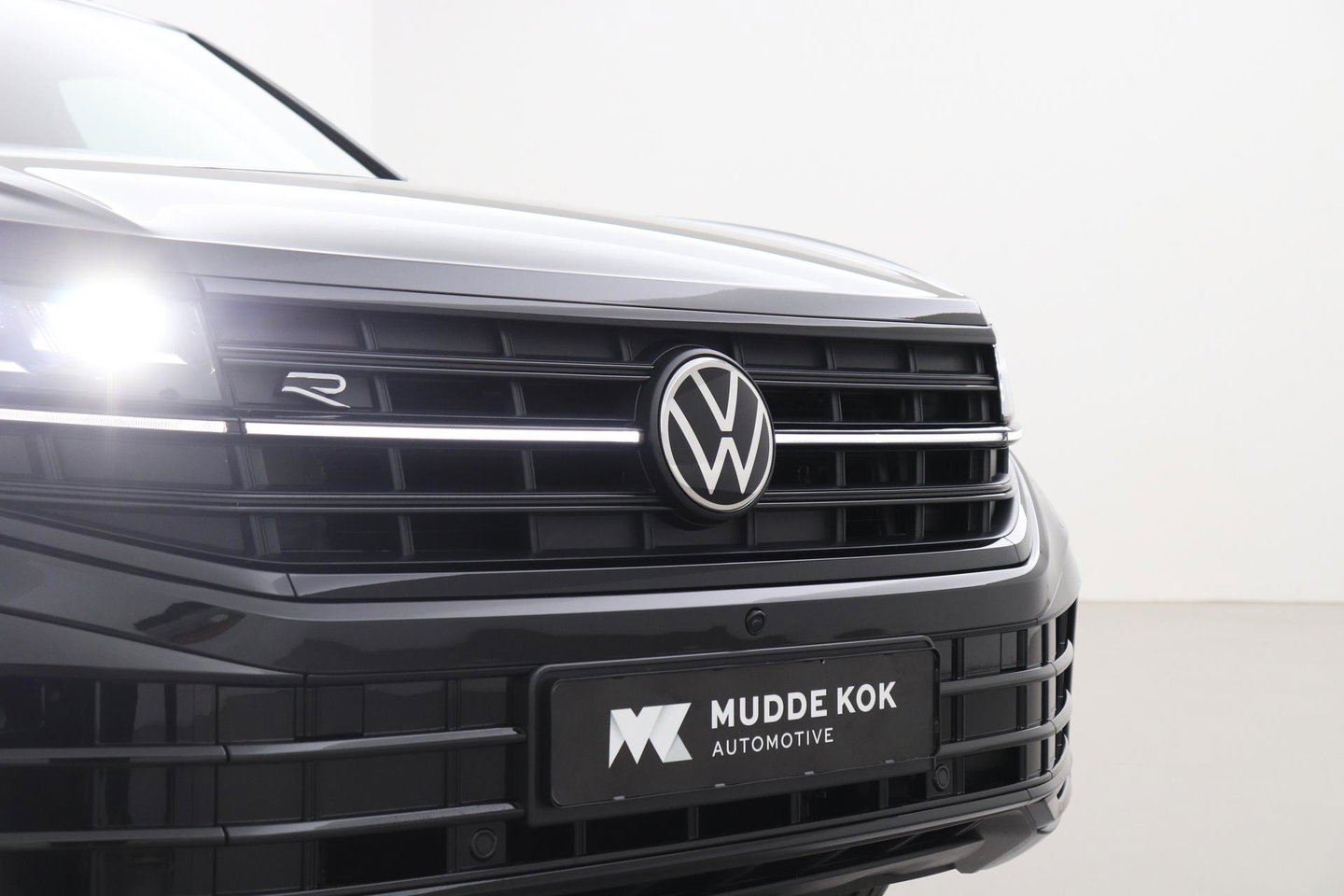 Volkswagen Touareg 3.0 TSi eHybrid 4MOTION R | FINAL EDITION | Luchtvering | Trekhaak | Panoramadak | Dynaudio | 360° Camera