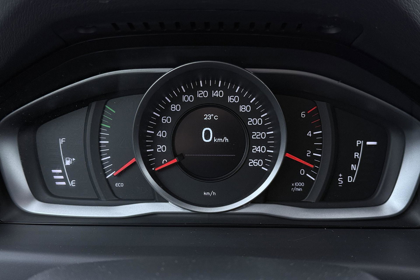 Volvo V70 2.0 D2 Dynamic Edition | Automaat | Stoelverwarming | PDC V+A | Xenon | Verwarmde voorruit