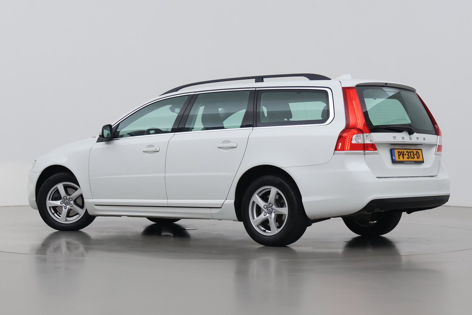 Volvo V70 2.0 D2 Dynamic Edition | Automaat | Stoelverwarming | PDC V+A | Xenon | Verwarmde voorruit
